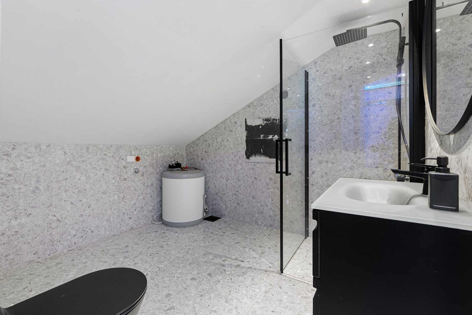 Selger har etablert bad her oppe i år. Et lekkert bad med god plassering i nærheten til de 3 soverommene her oppe. Det gjenstår noe arbeid her oppe. Fine svarte detaljer, downlights i tak og varmekabler i gulv. Galleribilde