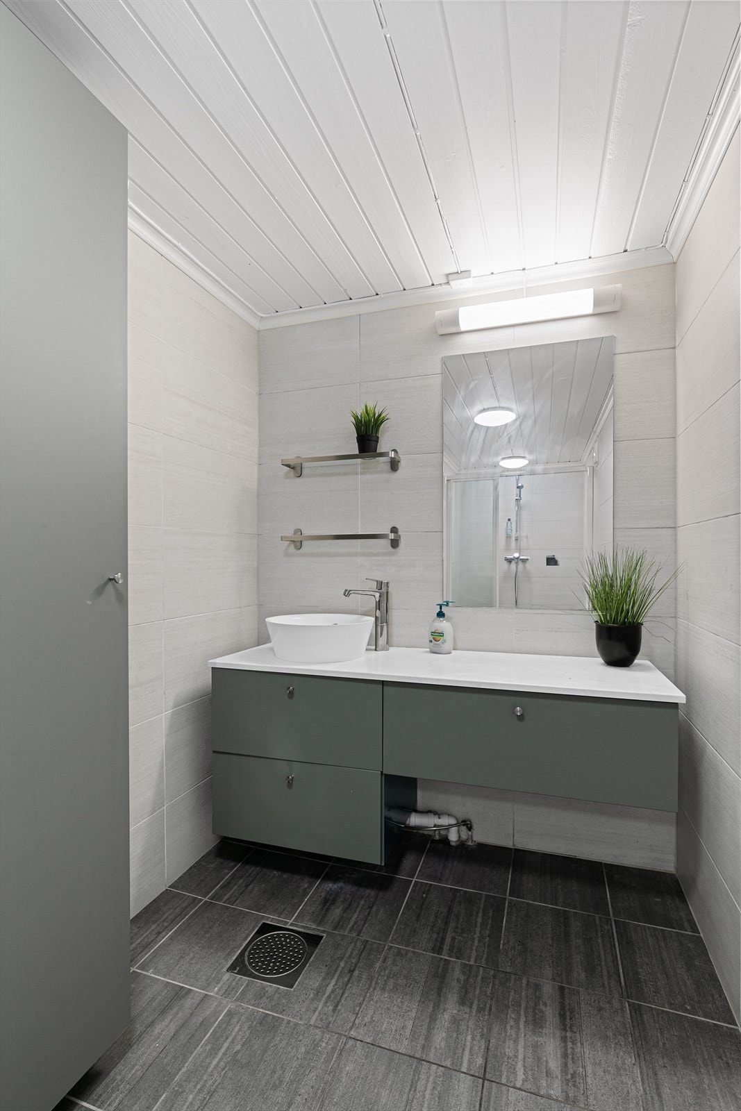 Badet er pent og innbydende og er pusset av tidligere eier. Meget praktisk med to bad i en stor bolig. Galleribilde