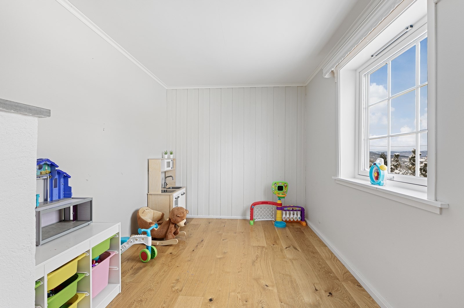 Dette rommet er det opprinnelige biblioteket og ligger innafor spisestua. Det er åpning mellom rommene. I dag er det benyttet som et lekerom for barna. Galleribilde