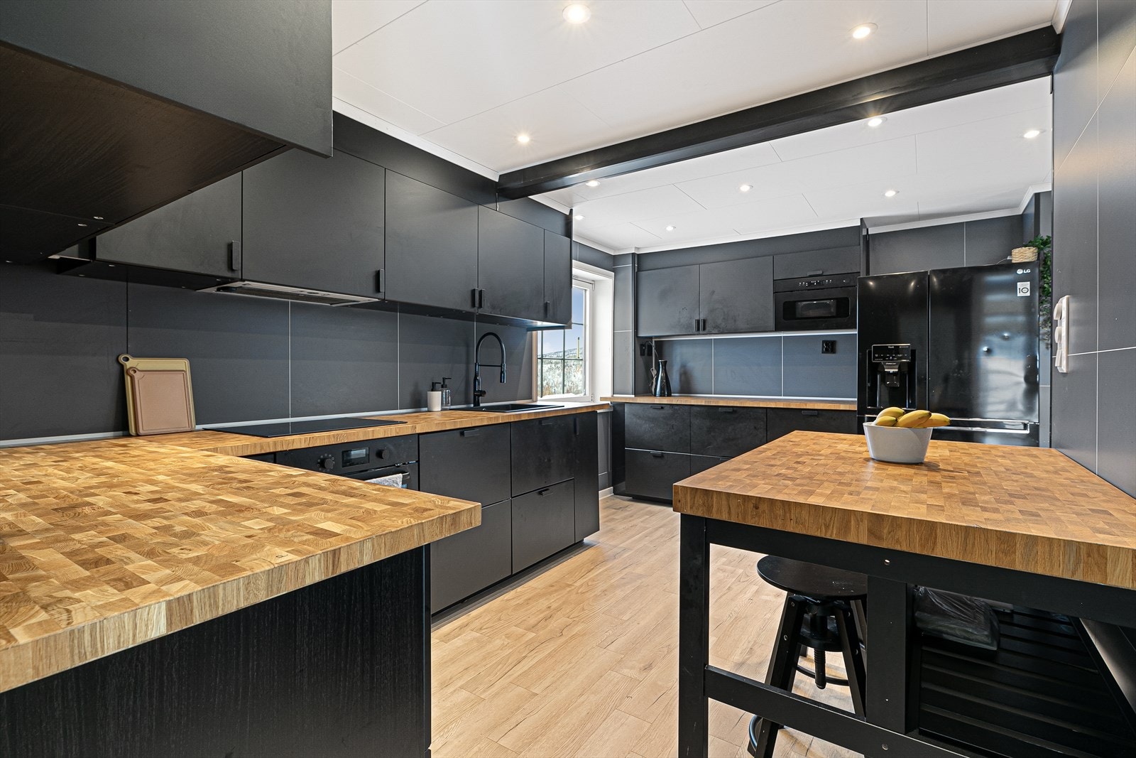 Velkommen til Rudbakken 4. En stor og innholdsrik enebolig med fin plassering og nydelig utsikt. Denne er verdt en titt. Galleribilde