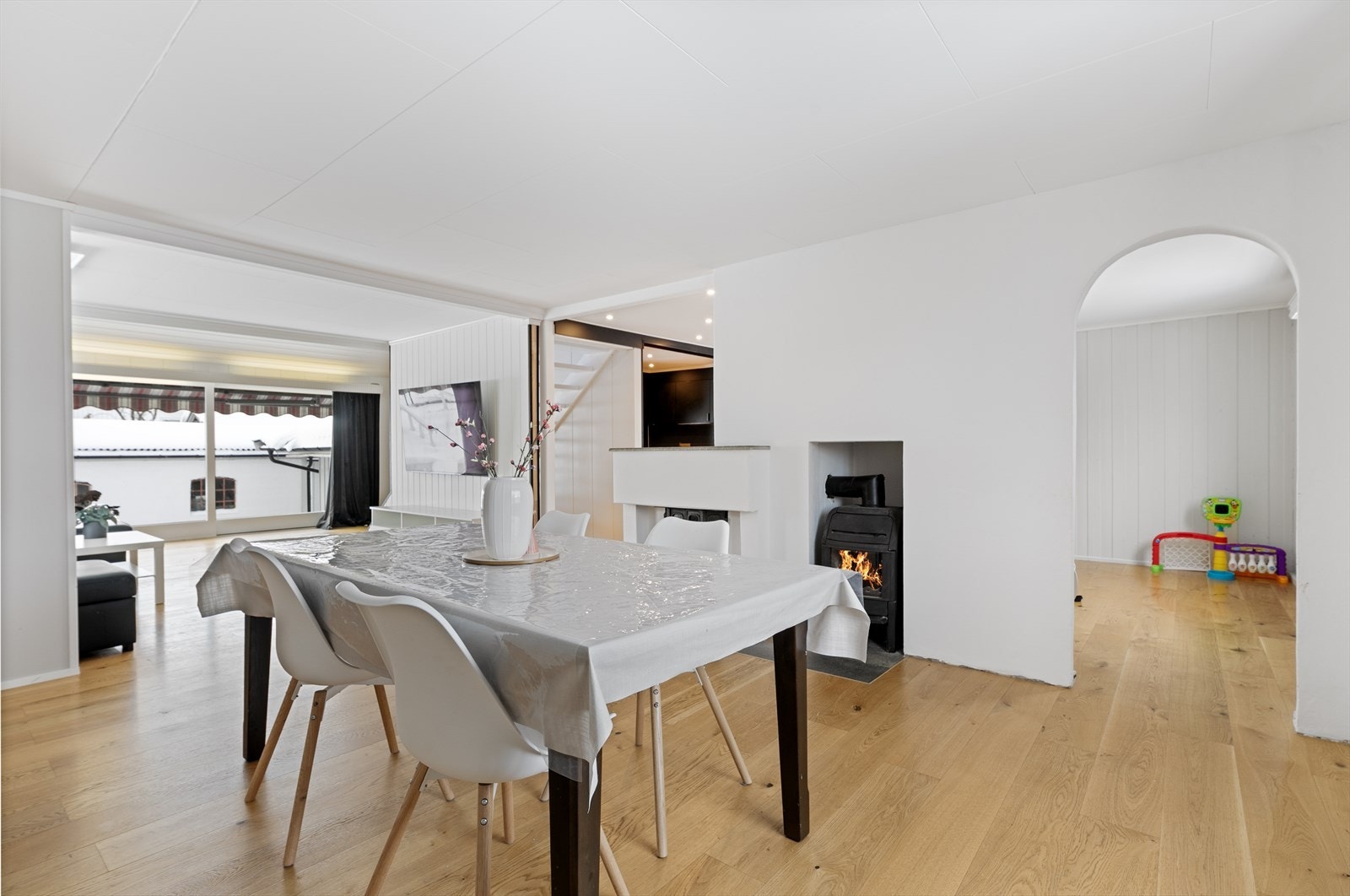 Stuen er delt inn i 3 rom. Den innerste deler i stuen blir brukt som er lekerom til barna. Dette rommet er på byggetegningen godkjent som et bibliotek. Galleribilde