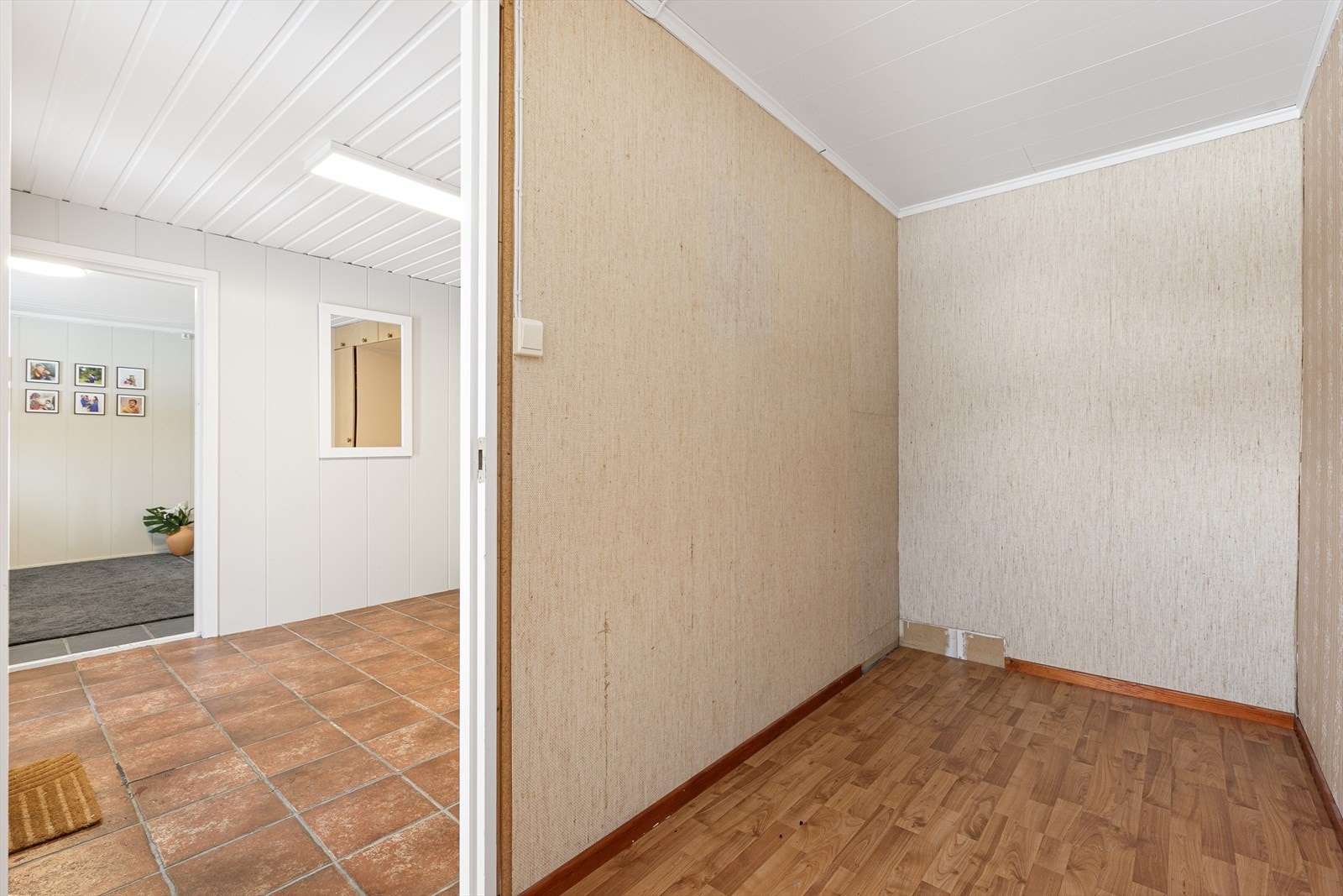 Hobbyrom/soverom som man antar er godkjent til varig opphold. Rommet har stort vindu og er et fint barnerom/kontor/gjesterom. Galleribilde