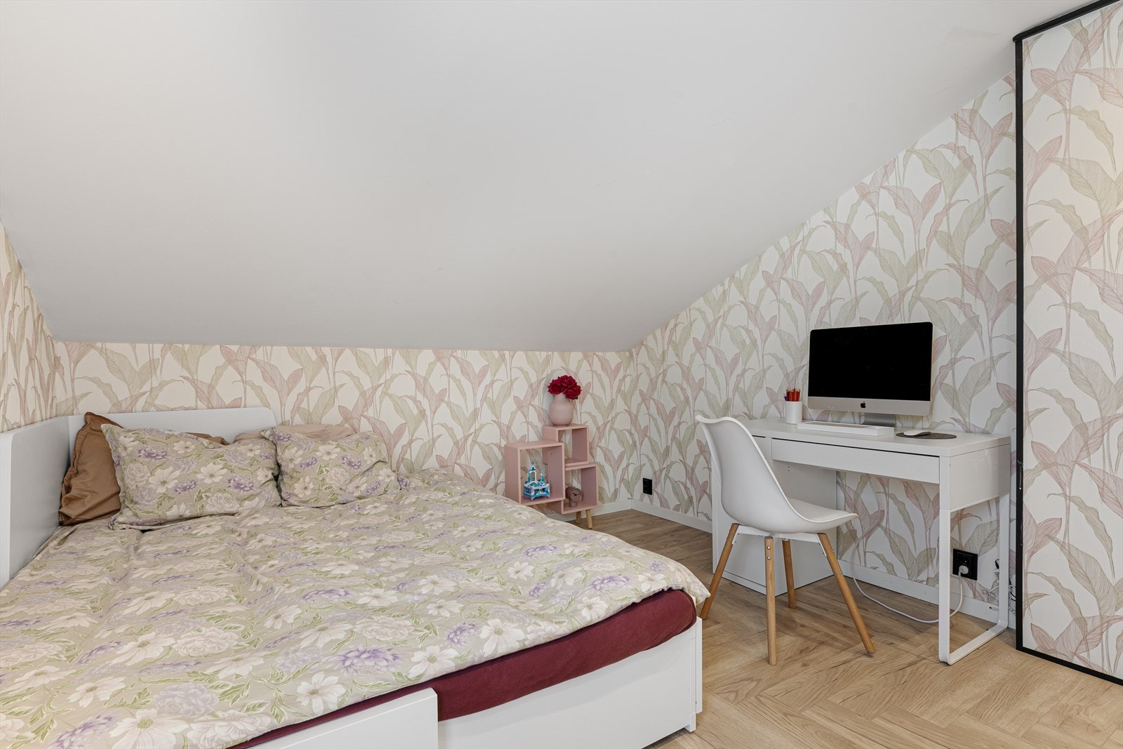 Det er skyvedør på dette rommet som sparer gulvplass i gangen og på rommet. En fin løsning hvor skyvedøren har samme tapet på innsiden som resten av veggene. Galleribilde