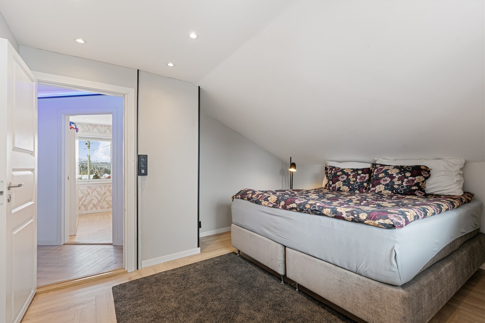 Det er lagt downlights i tak både på dette rommet og på soverommet på andre siden av gangen. Galleribilde