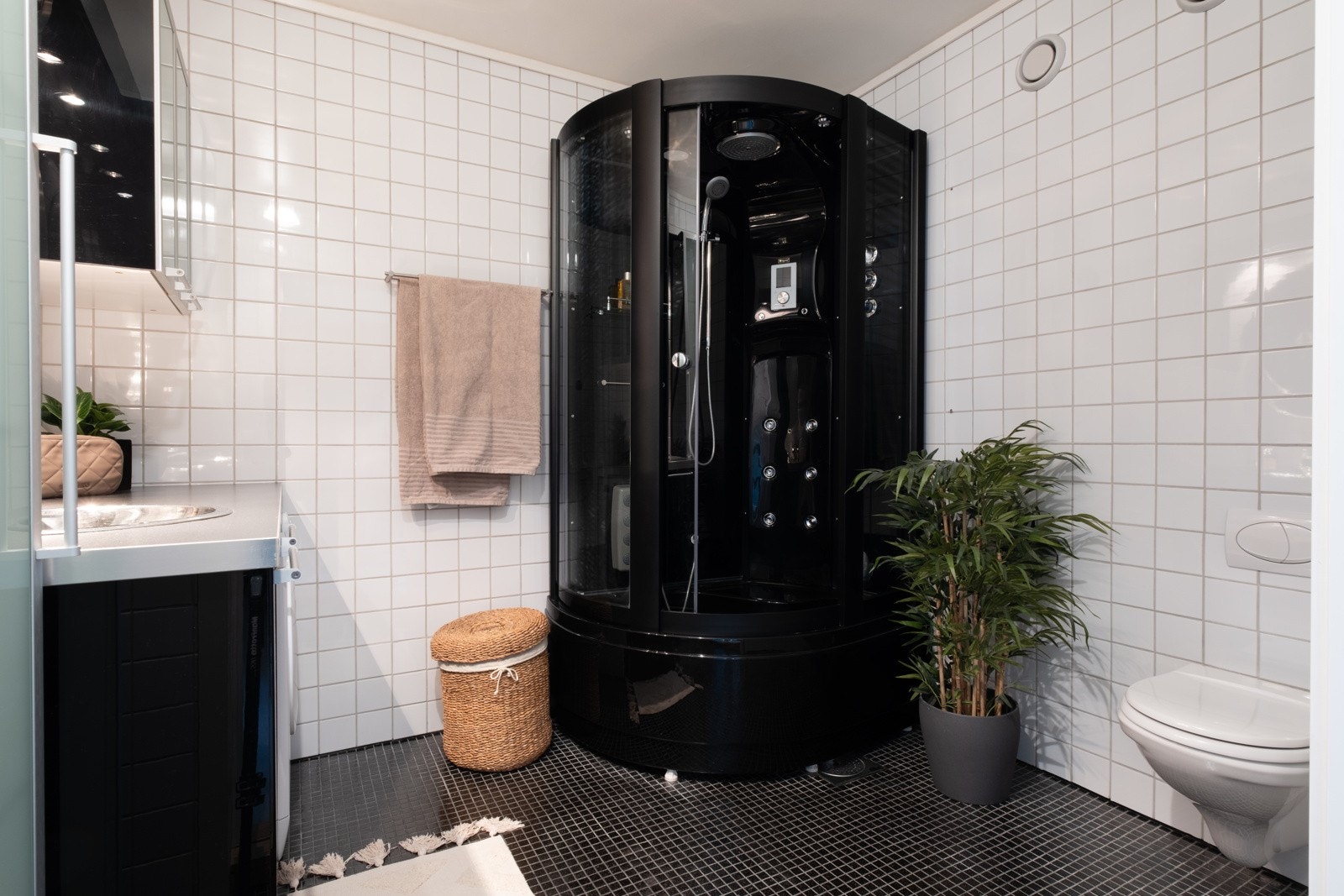 Videre er rommet utstyrt med dusjkabinett og veggmontert toalett. Det er selvfølgelig behagelig varme i gulv. Galleribilde