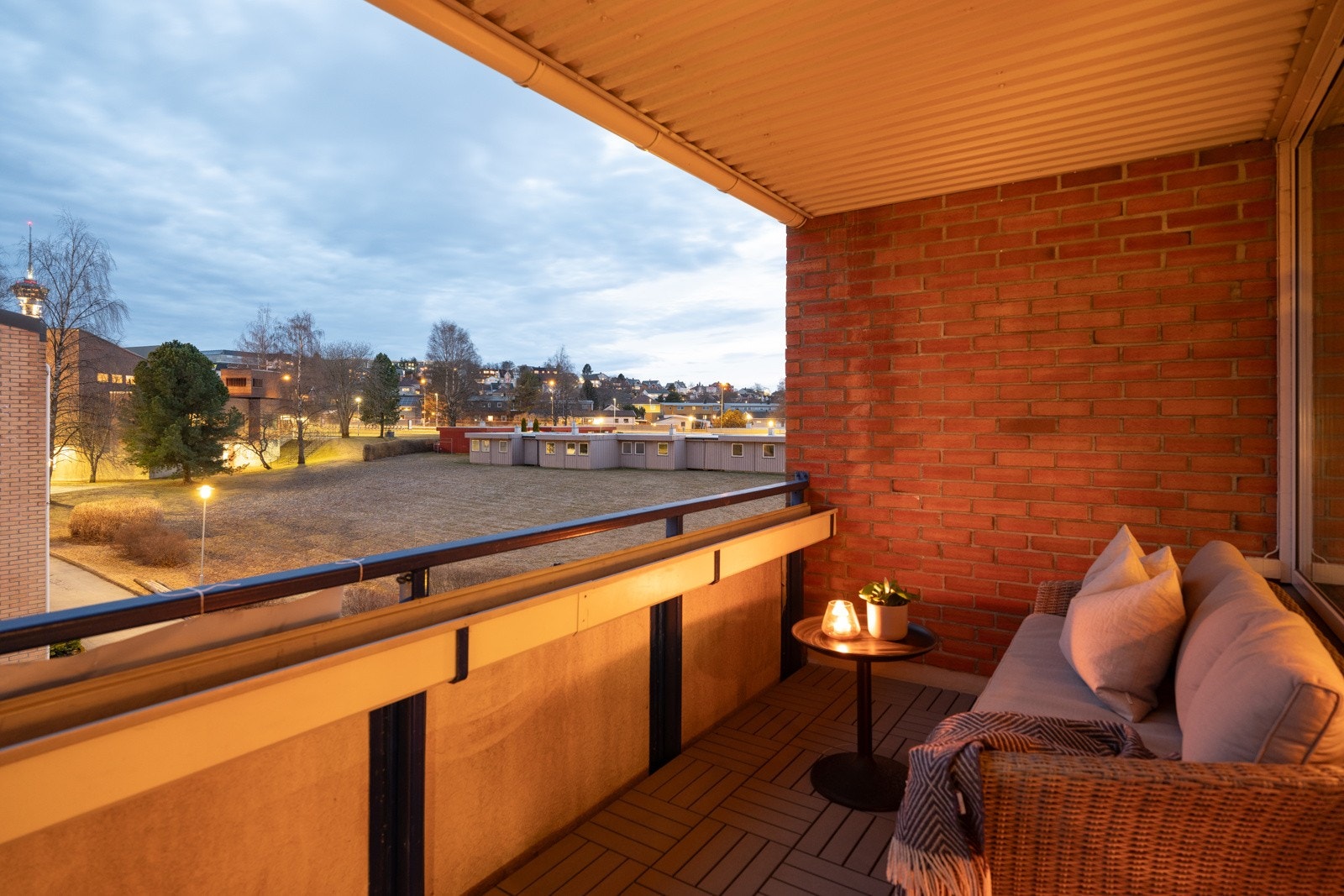 Skjermende vegger på hver side, samt praktisk takoverbygg gjør verandaen lunt og anvendelig selv i dårligere vær. Galleribilde