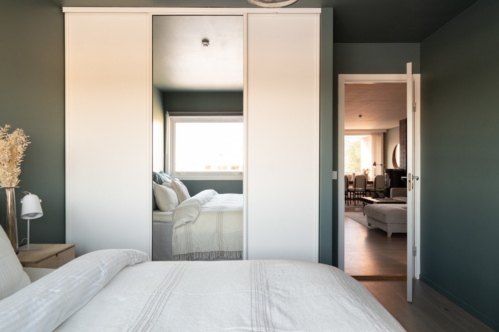 Hovedsoverommet har godt med lagringsplass i plassbygd skyvedørsgarderobe. Galleribilde