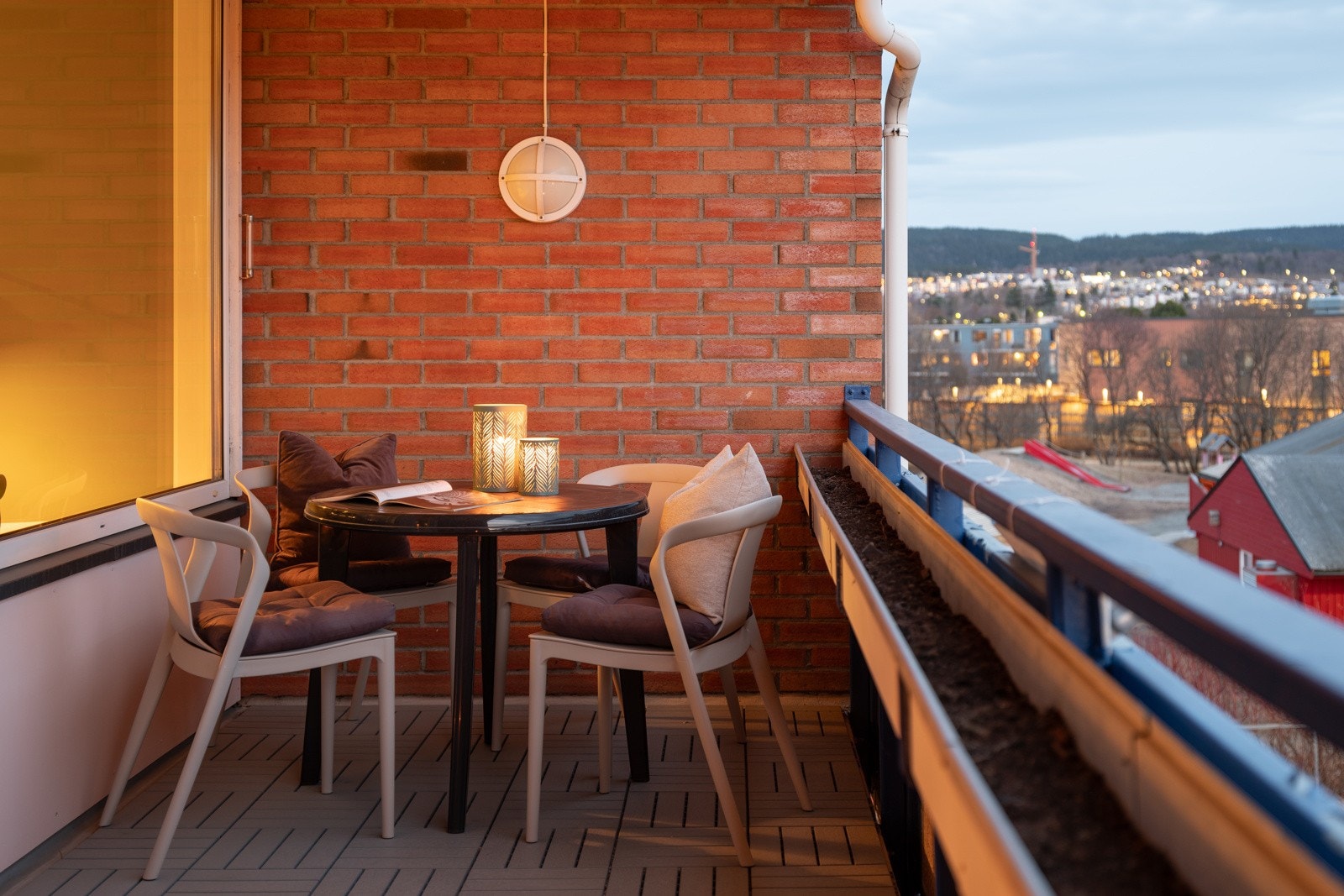 Verandaen har god plass til en trivelig sittegruppe m.m. Galleribilde