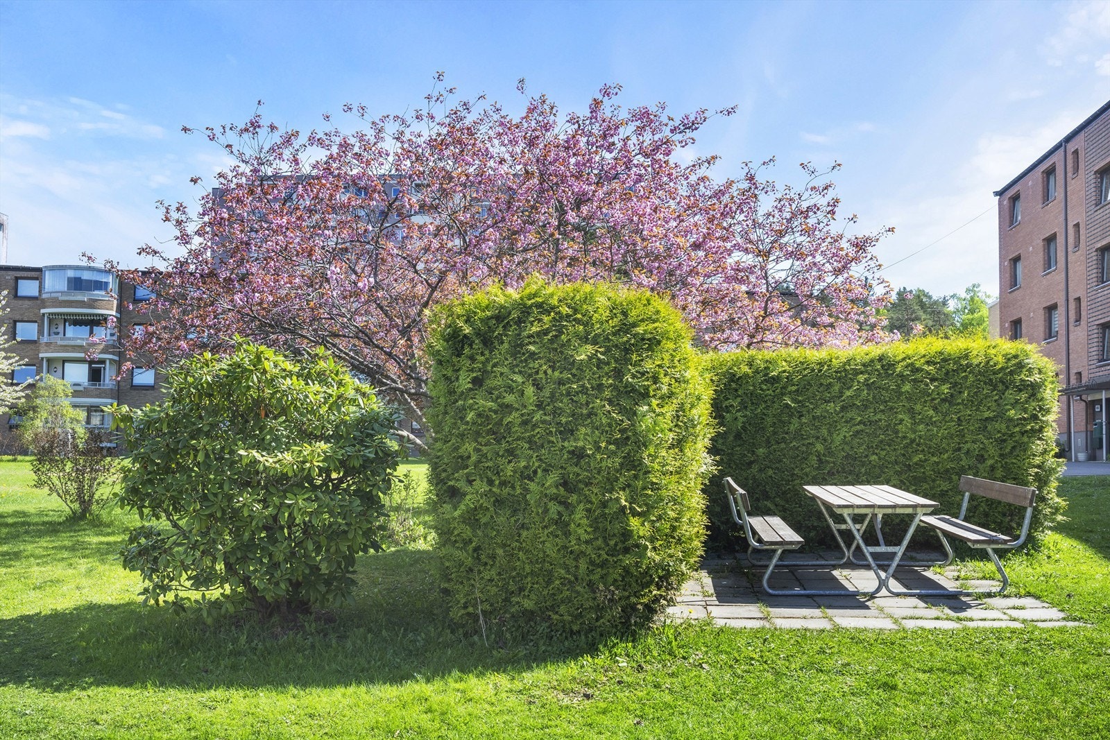 Store, luftige og grønne fellesarealer omkranser borettslaget. Mange koselige sittergrupper er plassert rundt. Noen sittegrupper har også utegrlller. Galleribilde