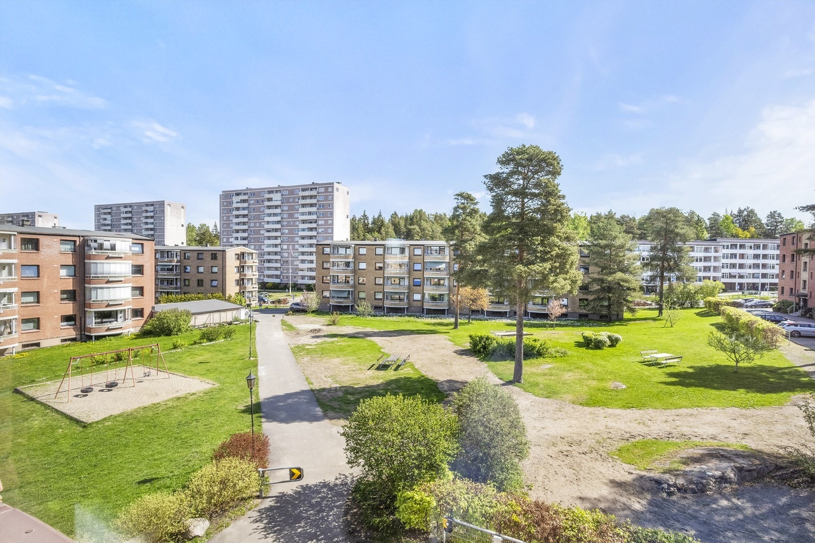 Fra kjøkken- og hovedsoverom har du så koselig utsyn over en lekeplass, små internveier og grønne og flotte fellesarealer. Her kan barna leke og løpe rundt. Galleribilde