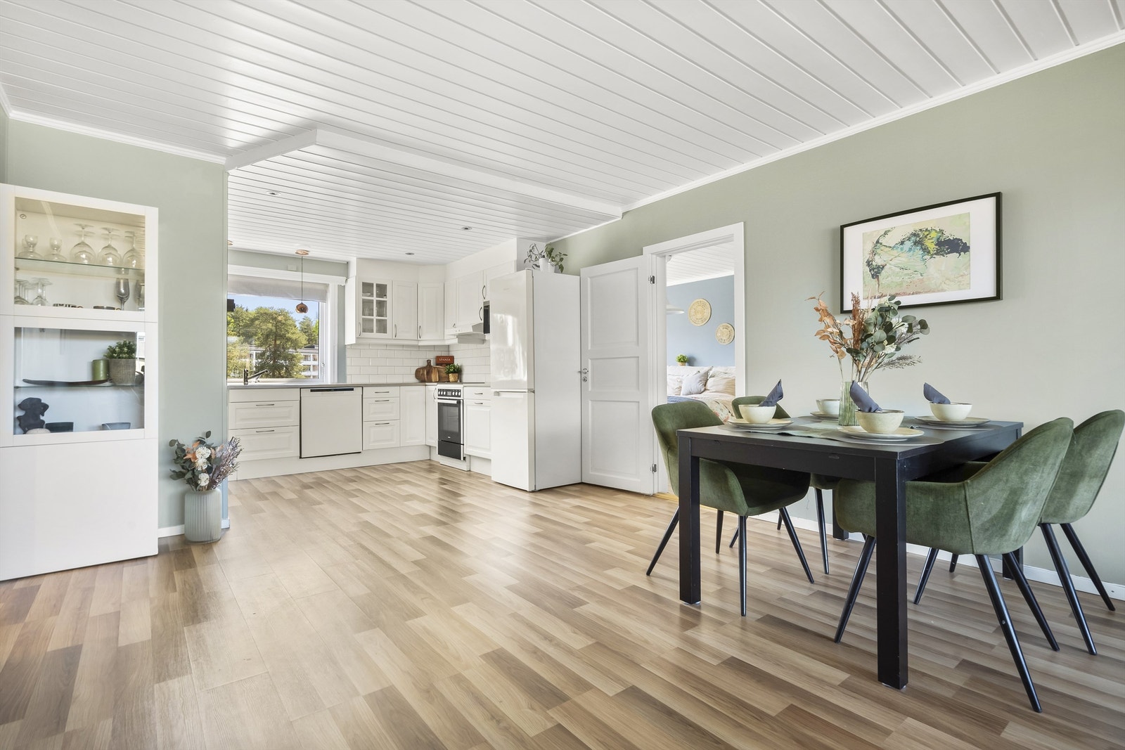 Kjøkken og stue forbindes naturlig med en spisestue. Galleribilde