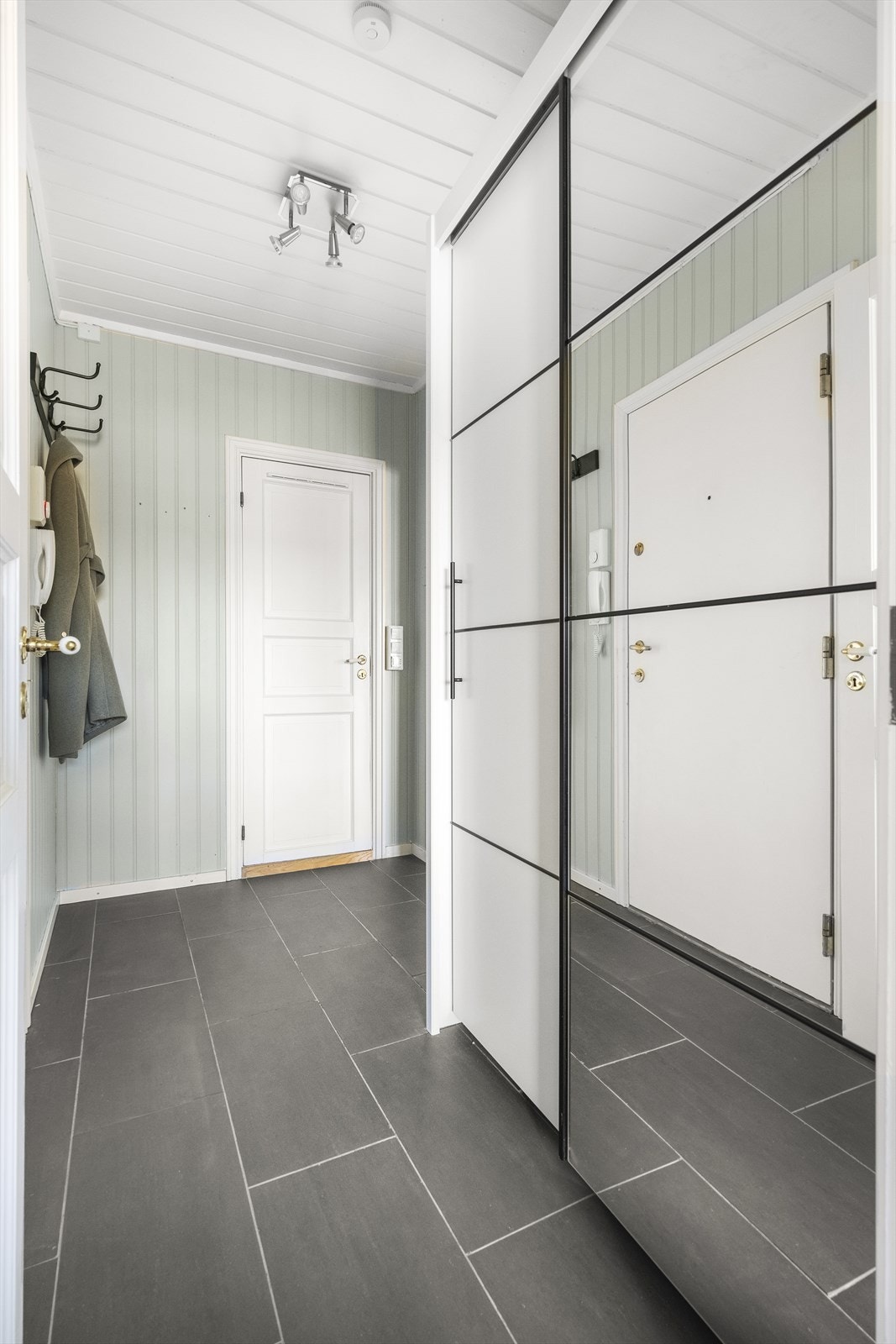 Gangen har et smart garderobeskap med skyvedører, som medfølger. Galleribilde