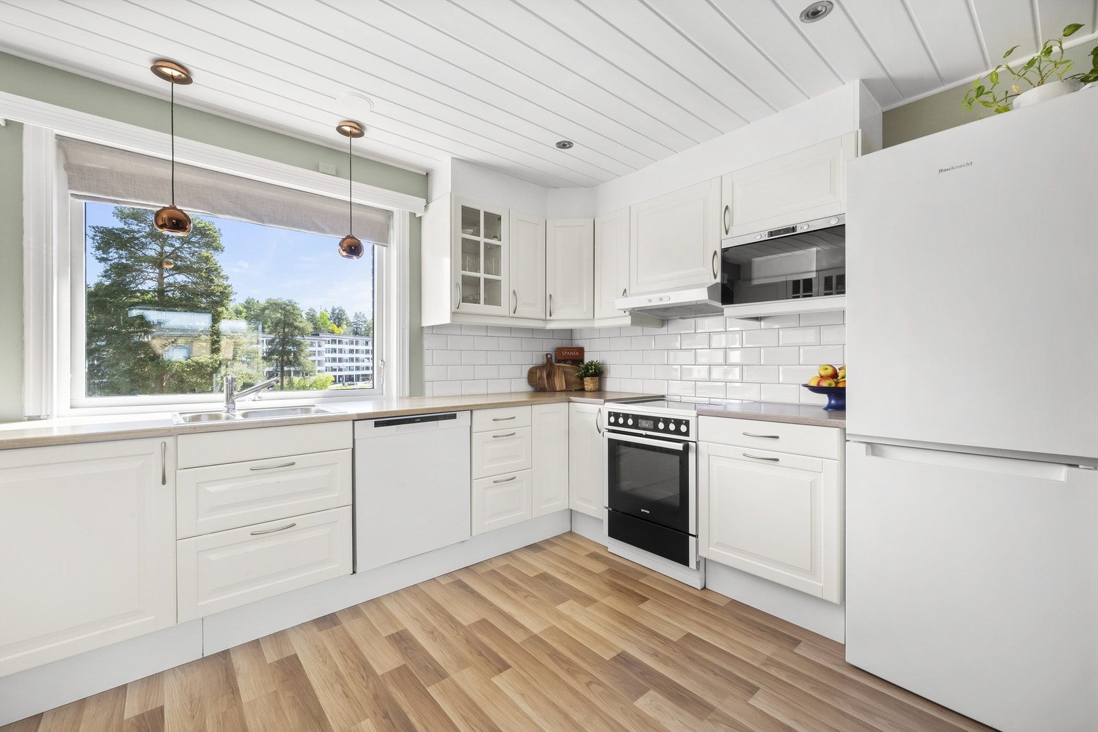 Godt med skap- og benkeplass.
Hvitevarer på kjøkken er løse og medfølger. Galleribilde