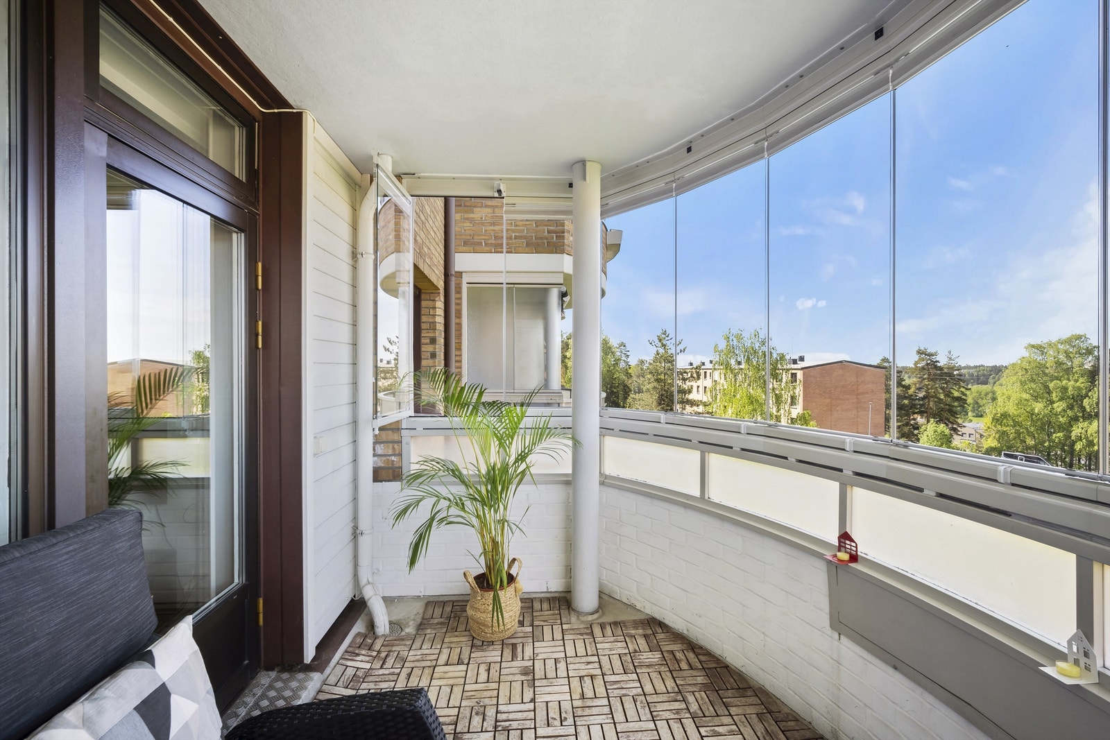 Her kan sommeren nytes.
Innglassingen er super, da den forlenger sommeren i begge ender! Galleribilde