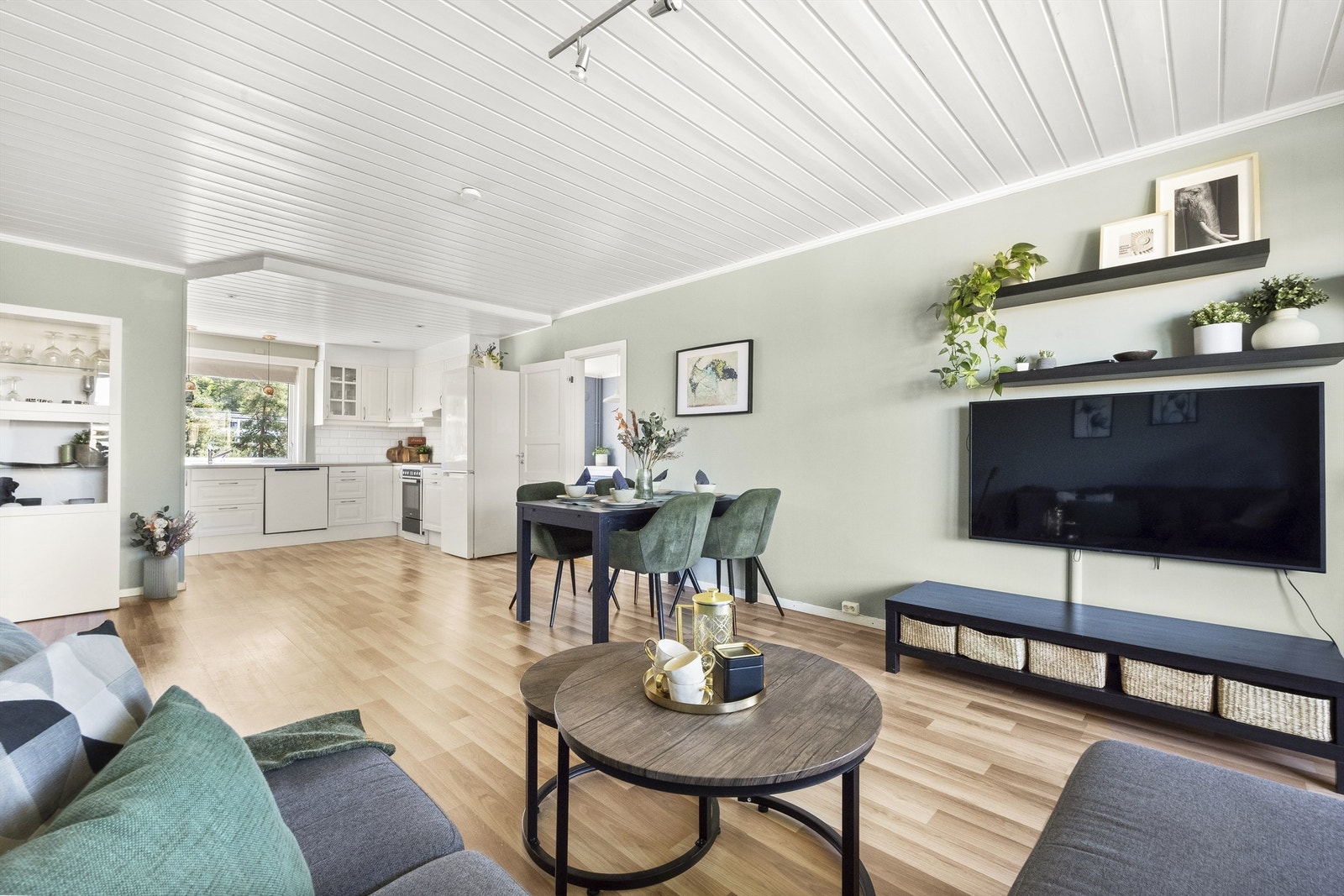 God planløsning med åpen kjøkken- og stueløsning. Galleribilde