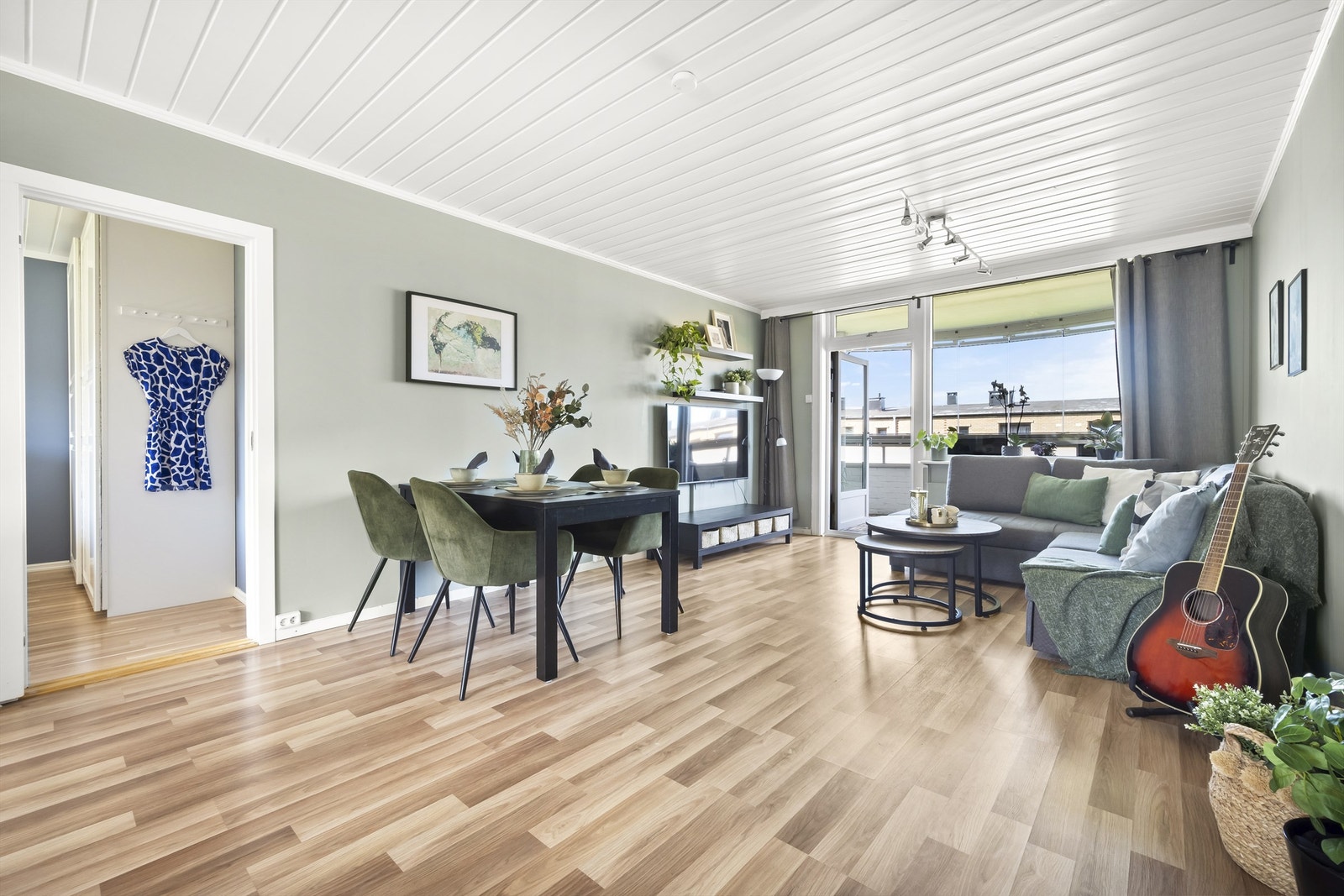 I stuen er det plass til både sofagruppe og spisestuemøblement. Galleribilde