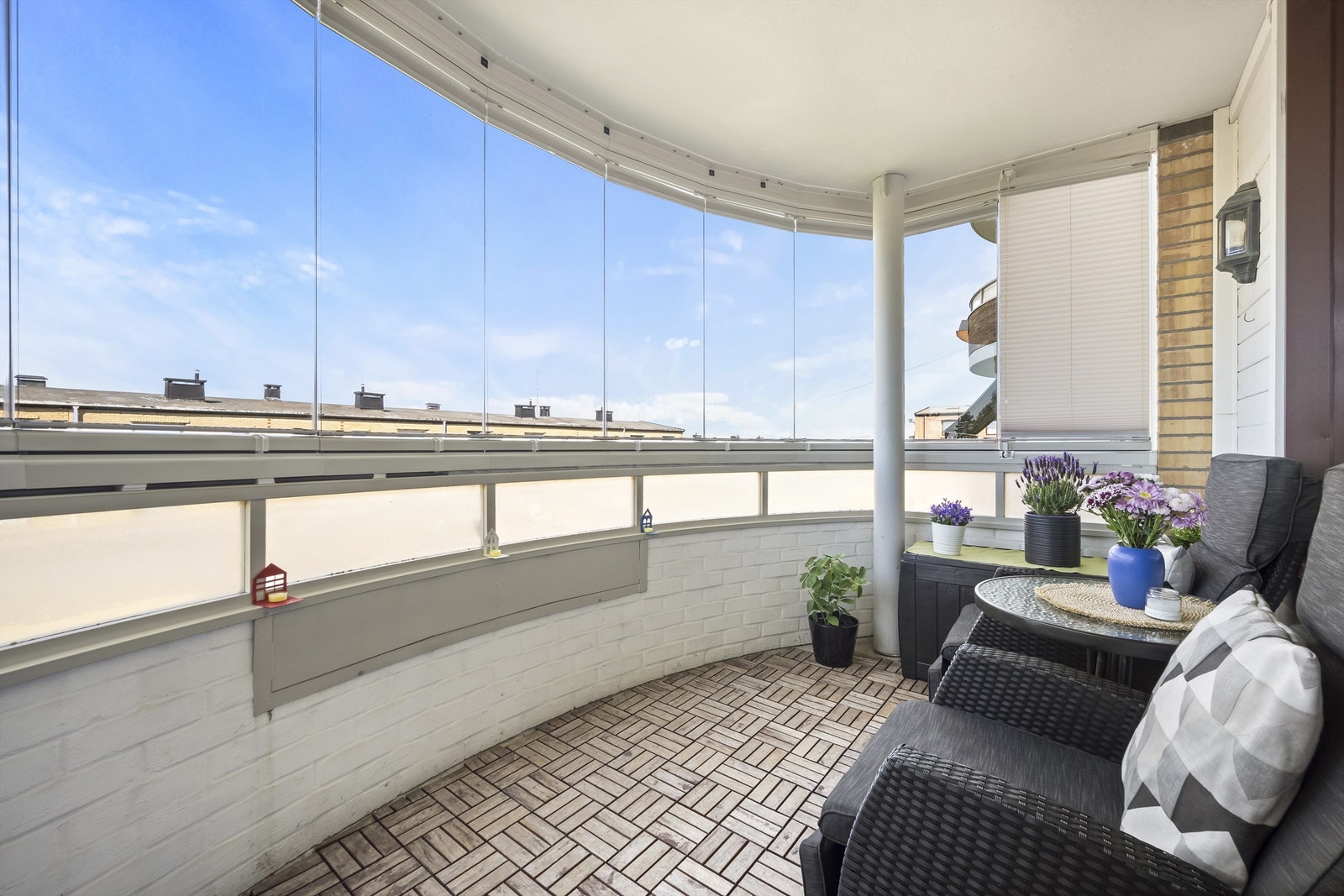 Utgang fra stue til vestvendt innglasset balkong oppmålt til 7 kvm, belagt med tre-heller. Stikkontakt er etablert. Galleribilde