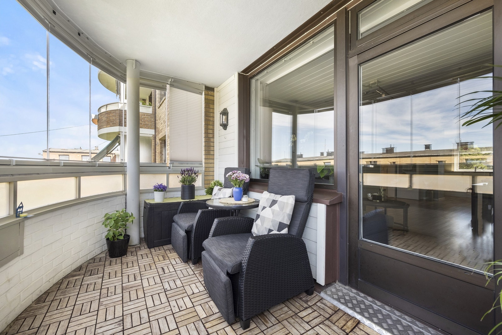 Vestvendt balkong som er innglasset og på ca 7 kvm. Galleribilde