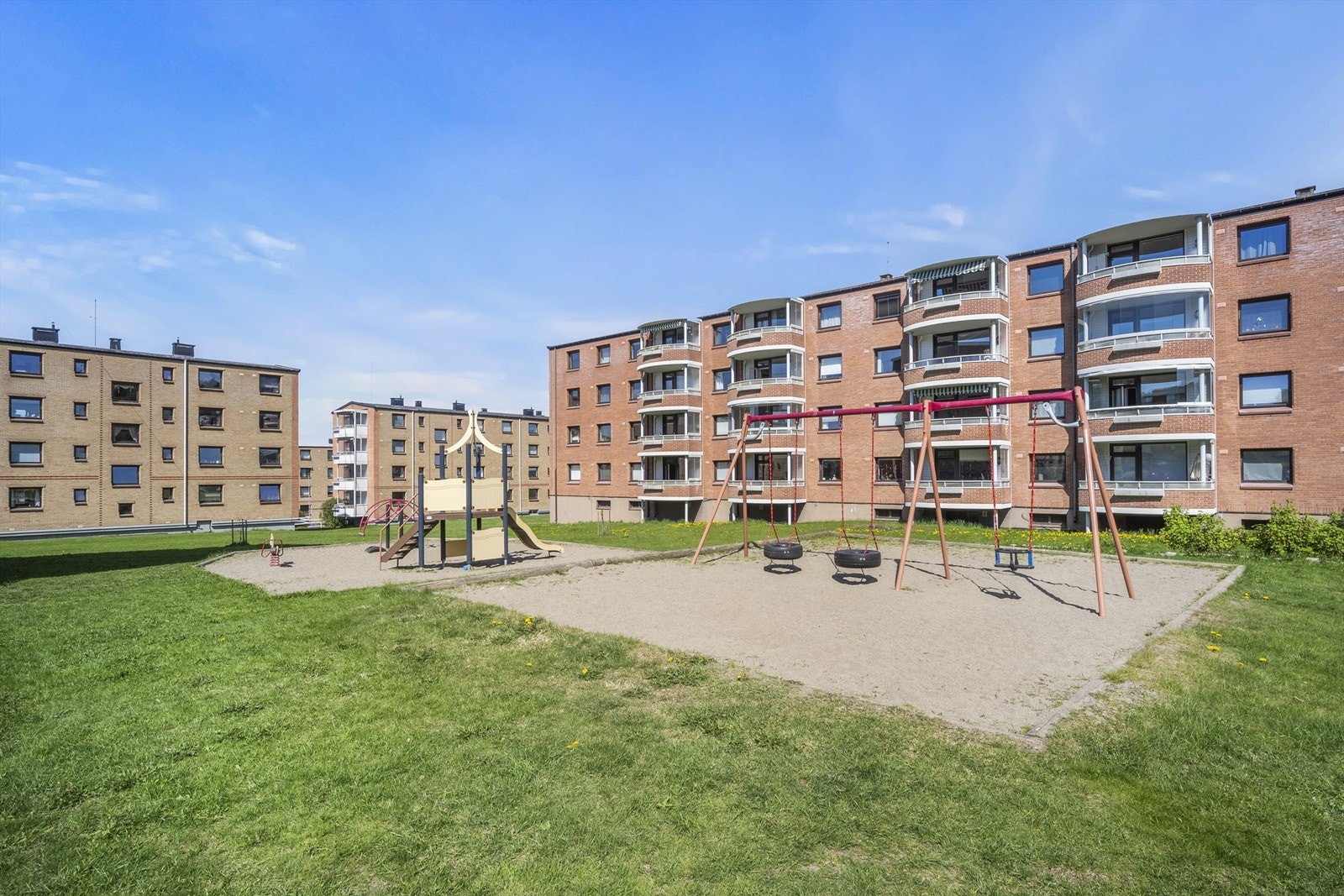 Luftige og flotte fellesarealer omkranser bebyggelsen i borettslaget og det er flere lekeplasser å finne for de yngste beboerne. Basketbane finnes også som blir skøytebane om vinteren. Galleribilde