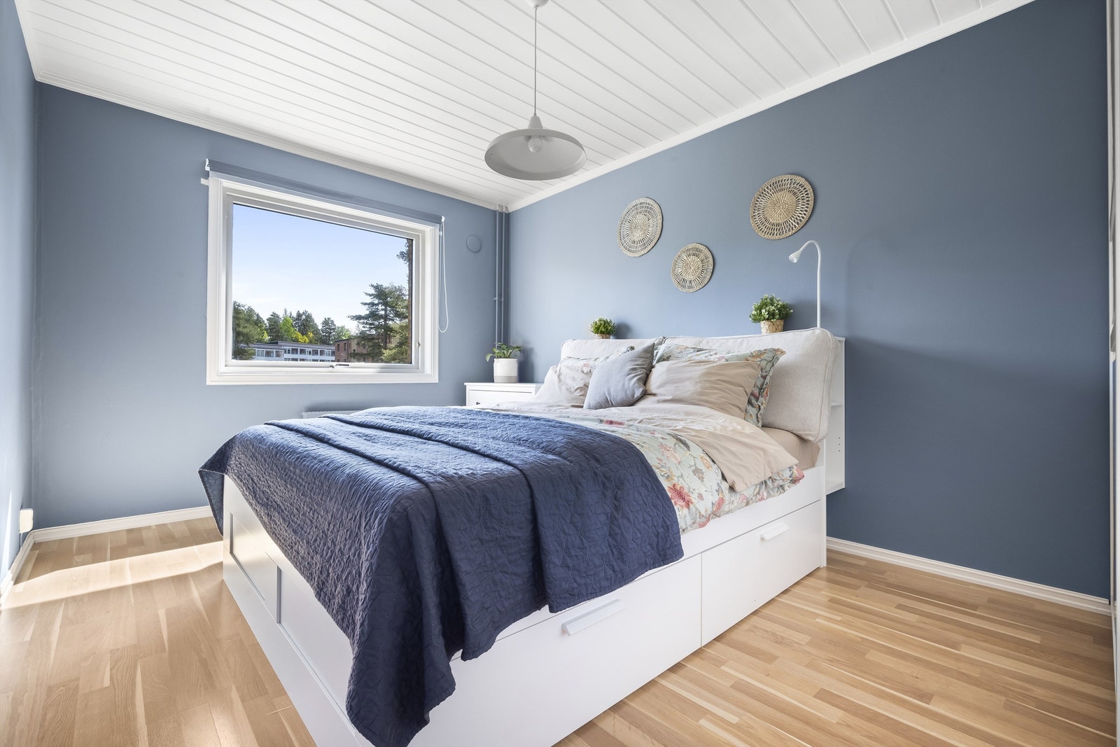 Stort og romslig hovedsoverom med god plass til kingsize bed, med tilhørende nattbord. Noen får også plass til et smart lite hjemmekontor på dette rommet. Galleribilde