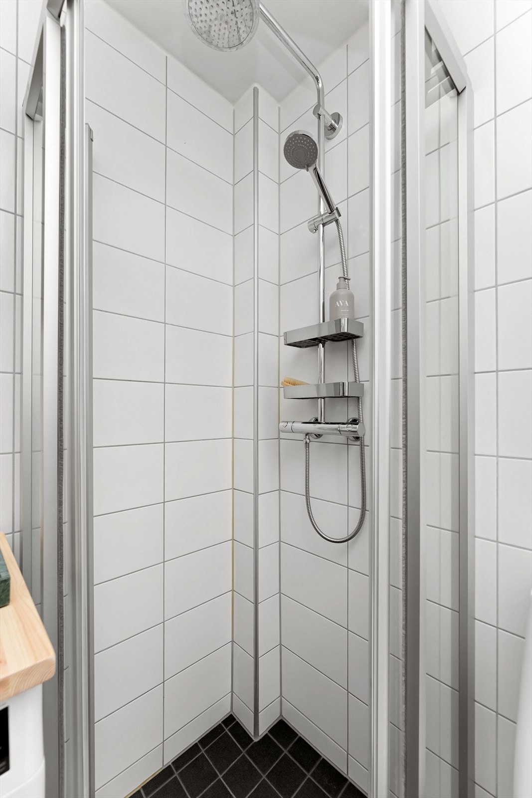 Dusjhjørne, badet har også opplegg for vaskemaskin og tørketrommel. Galleribilde