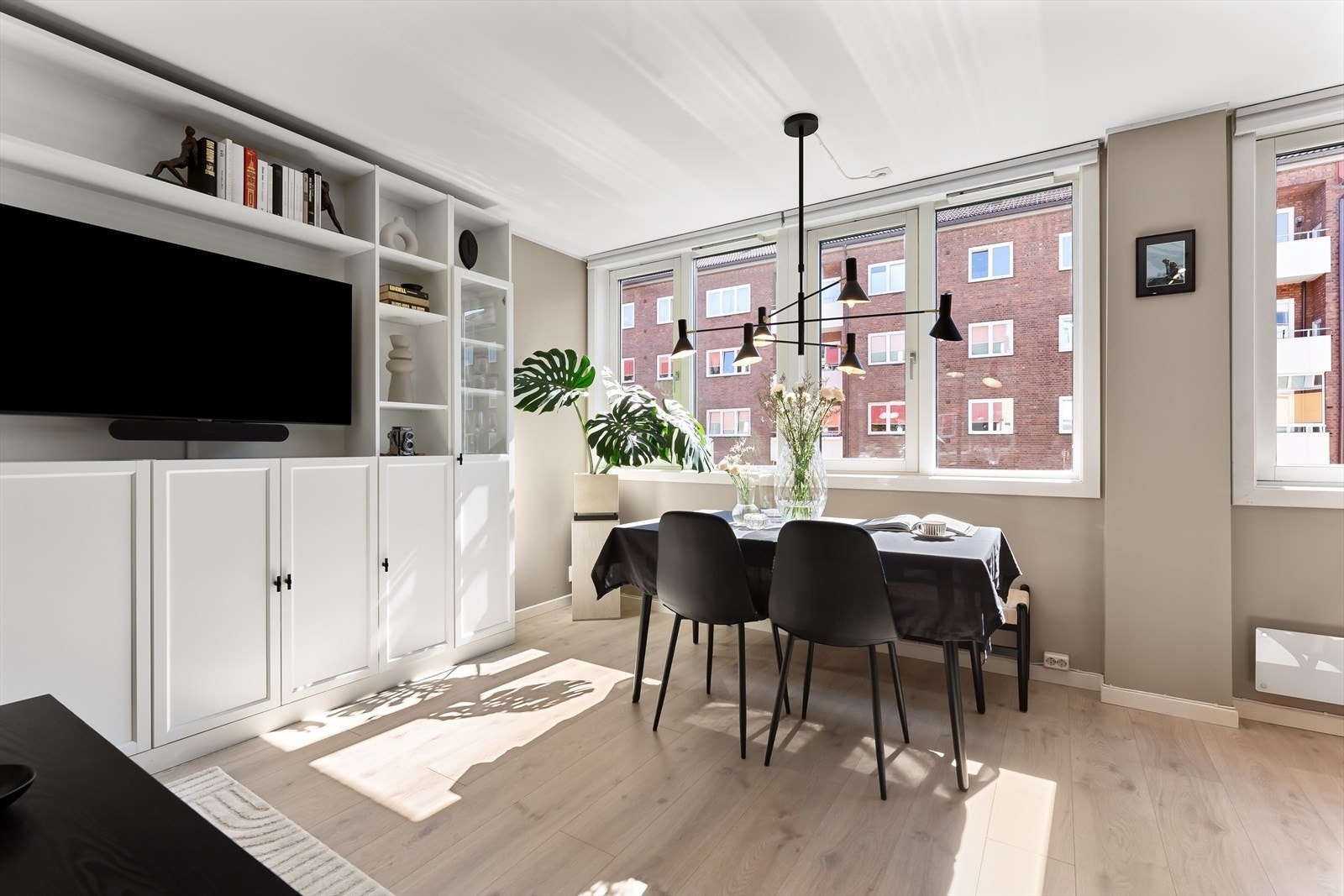 Store vindusflater gir vakkert lysinnslipp hele dagen. Galleribilde