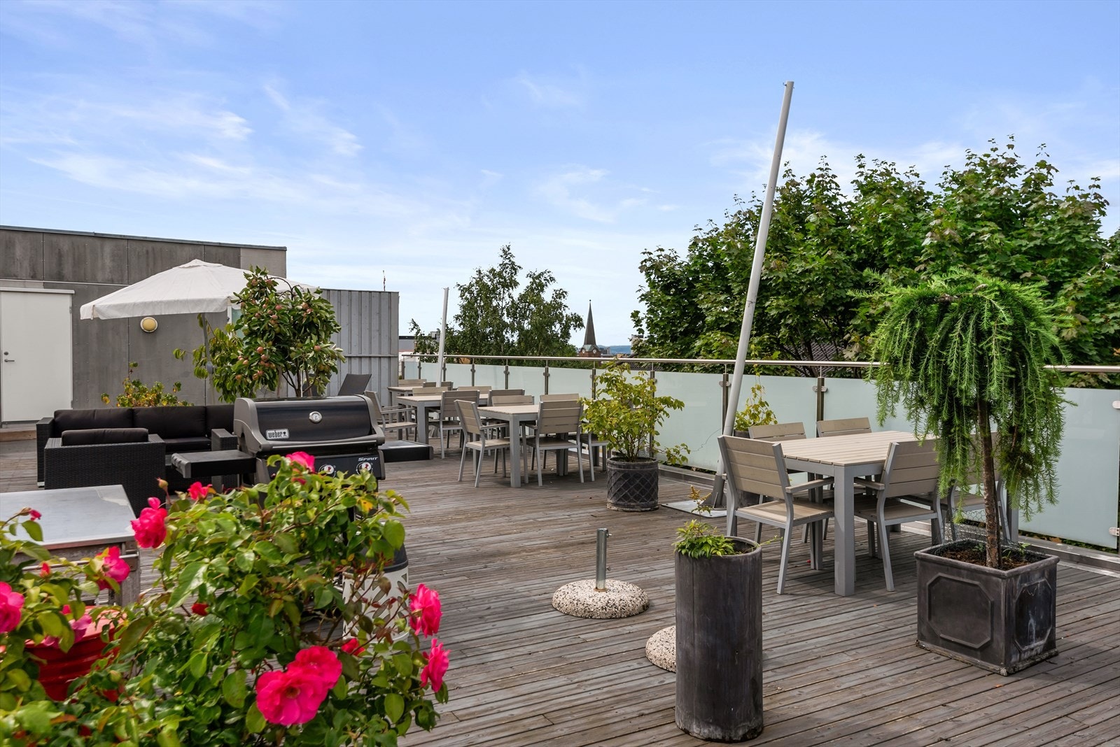 Her har du flere hyggelige sittegrupper, solsenger, grill og beplantning. Galleribilde