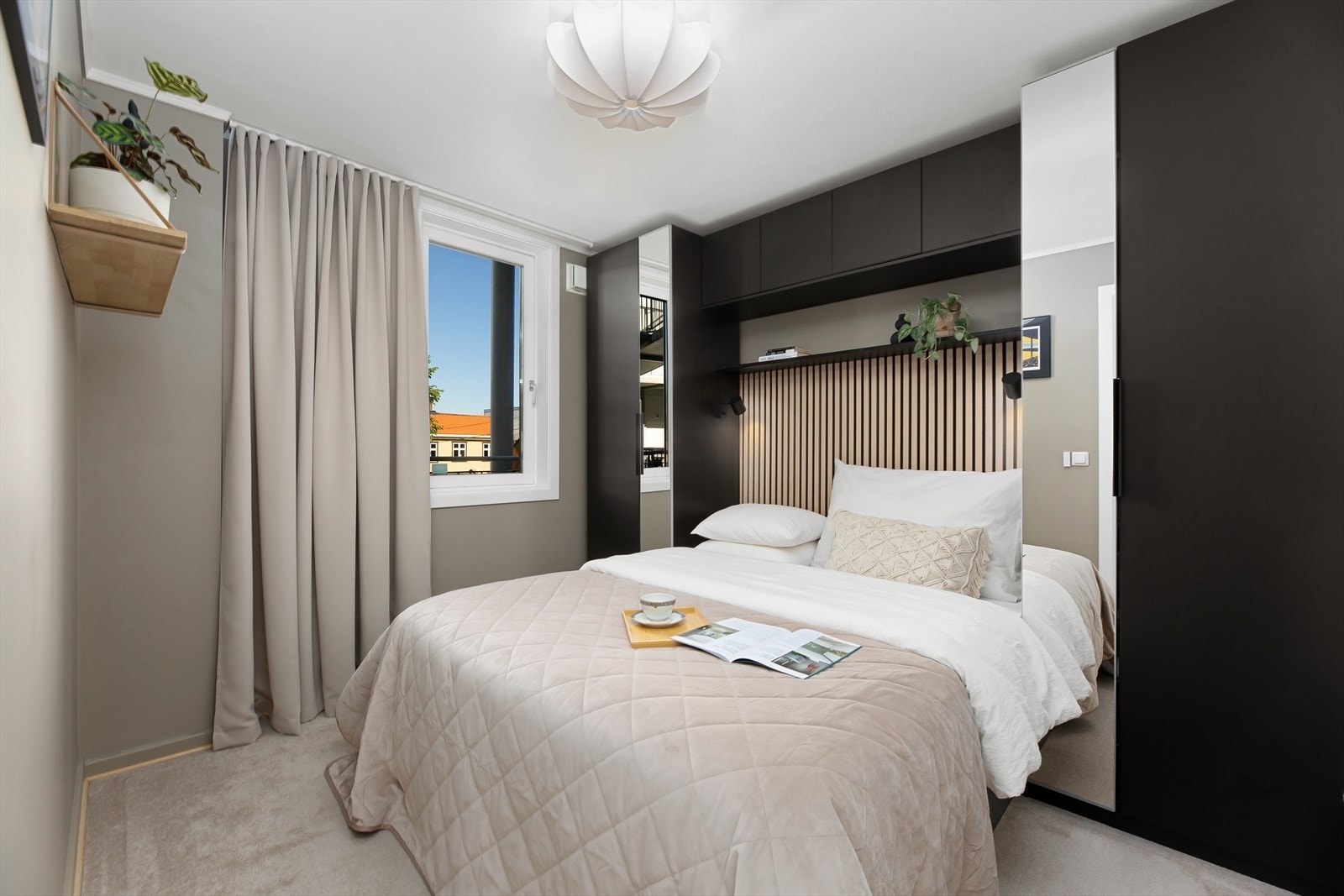 Lyst og romslig soverom med plass til dobbeltseng og plassbygget garderobe. Galleribilde