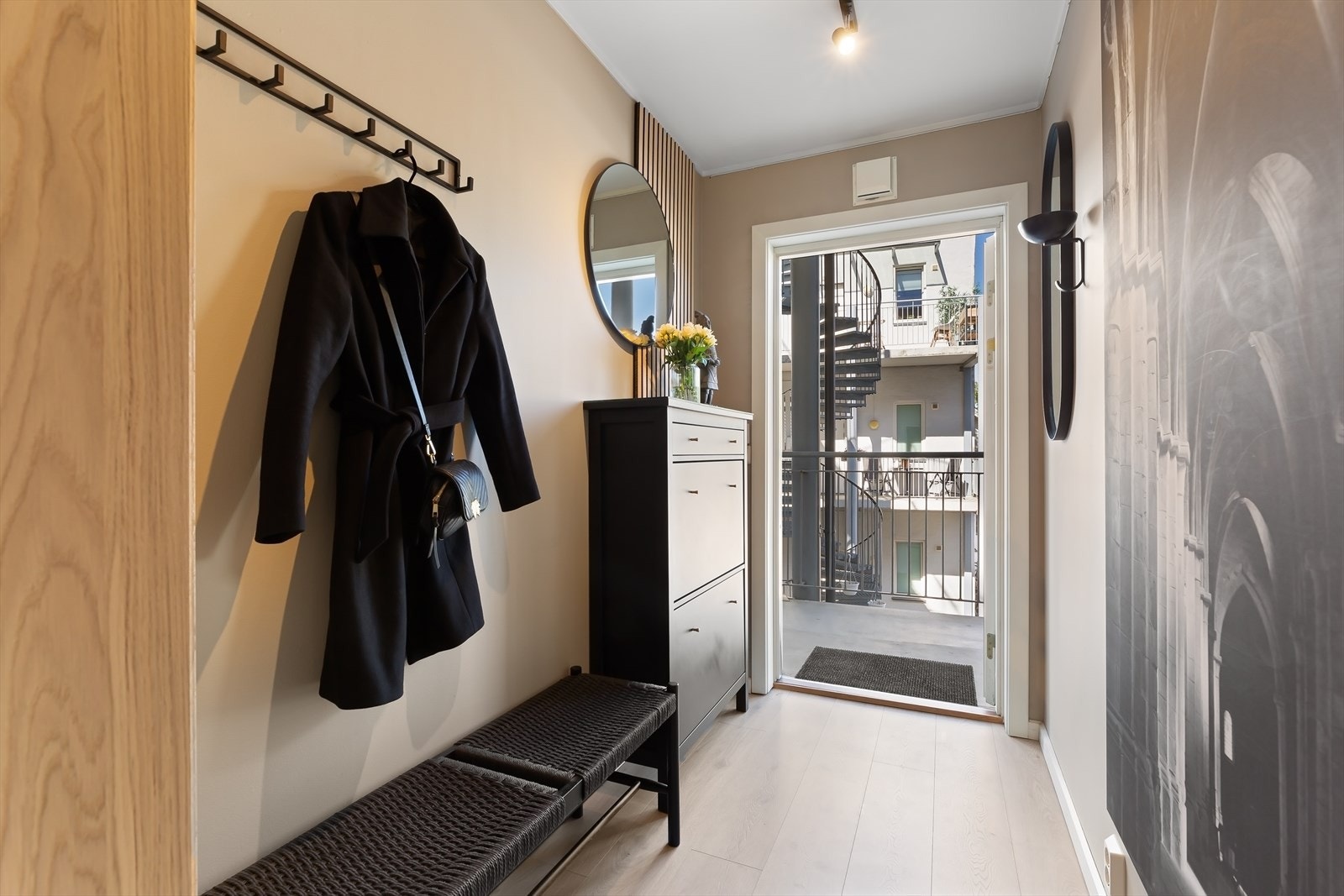 Inngang fra svalgang, her kan det etableres hyggelig uteplass. Galleribilde