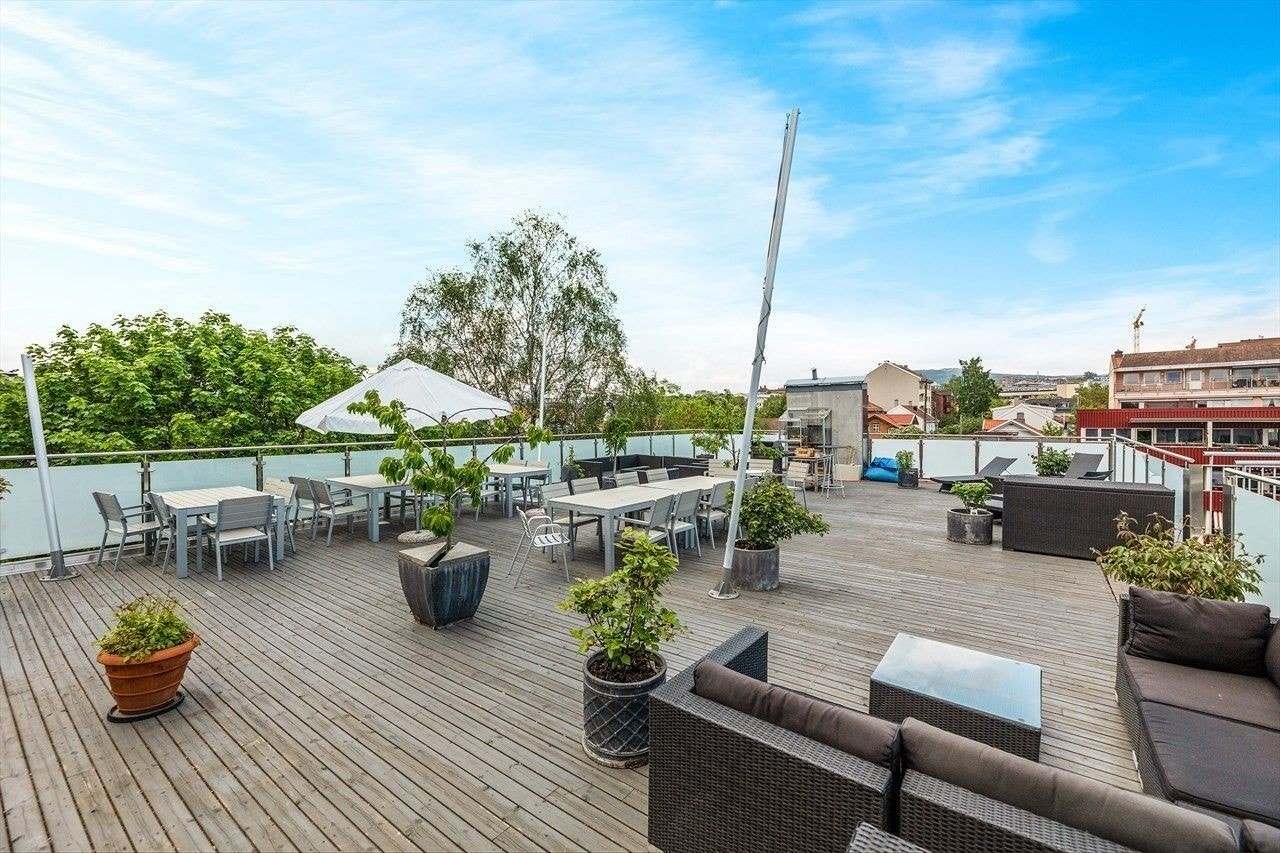 Stor og idyllisk takterrasse for beboerne i borettslaget. Galleribilde