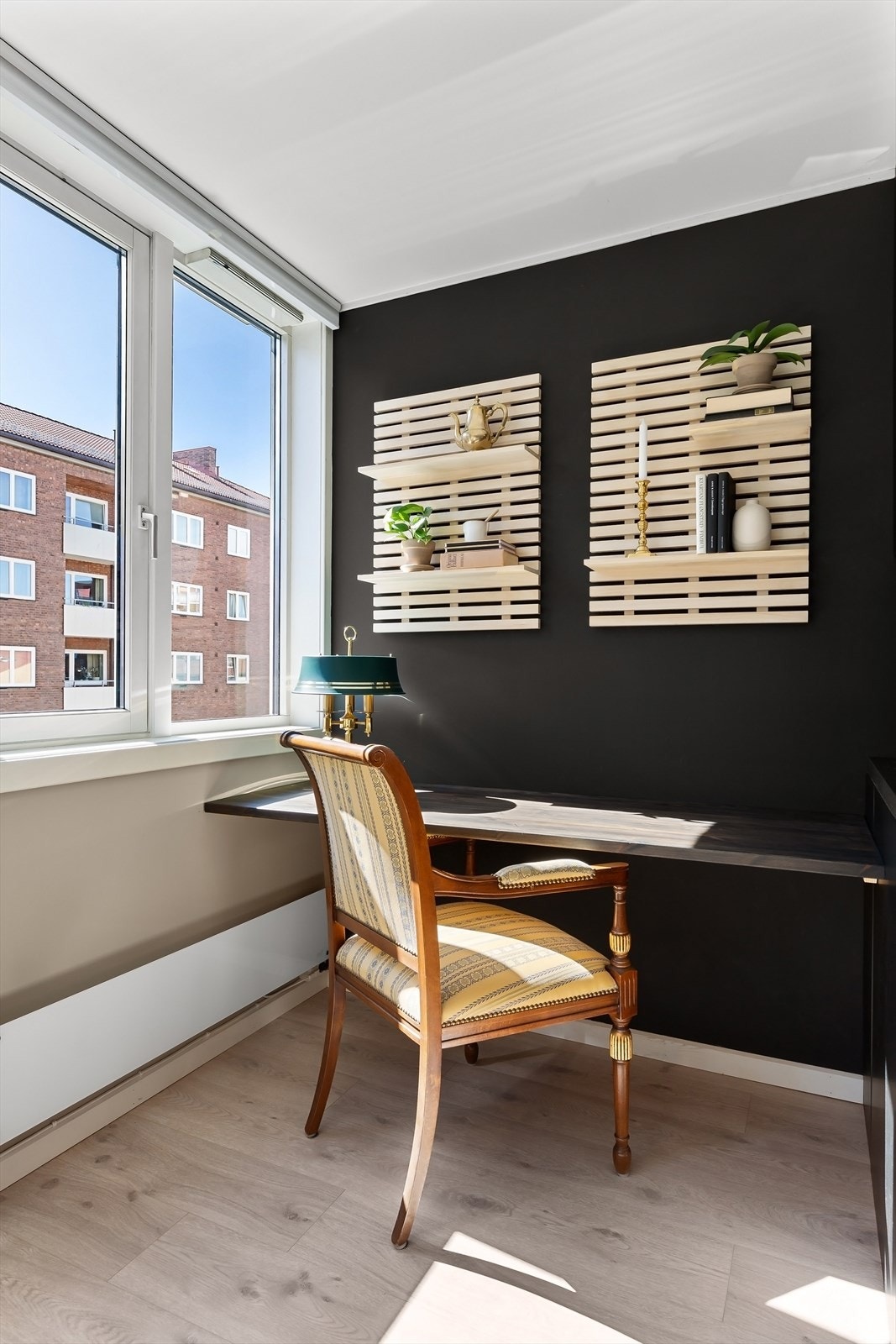 Praktisk løsning for hjemmekontor i stuen. Galleribilde