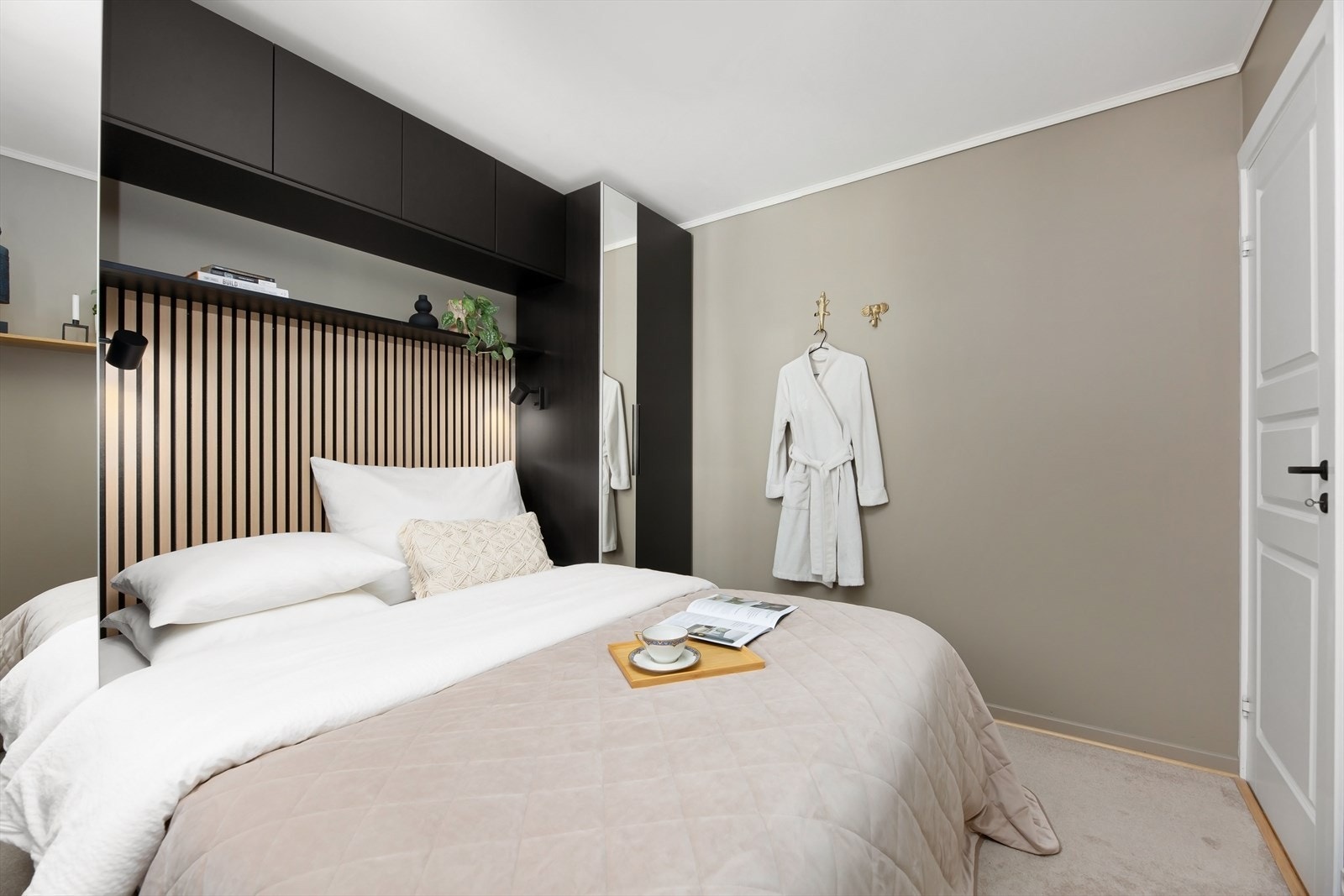 Rommet ble malt og fikk nytt vegg-til vegg teppe i 2022. Galleribilde