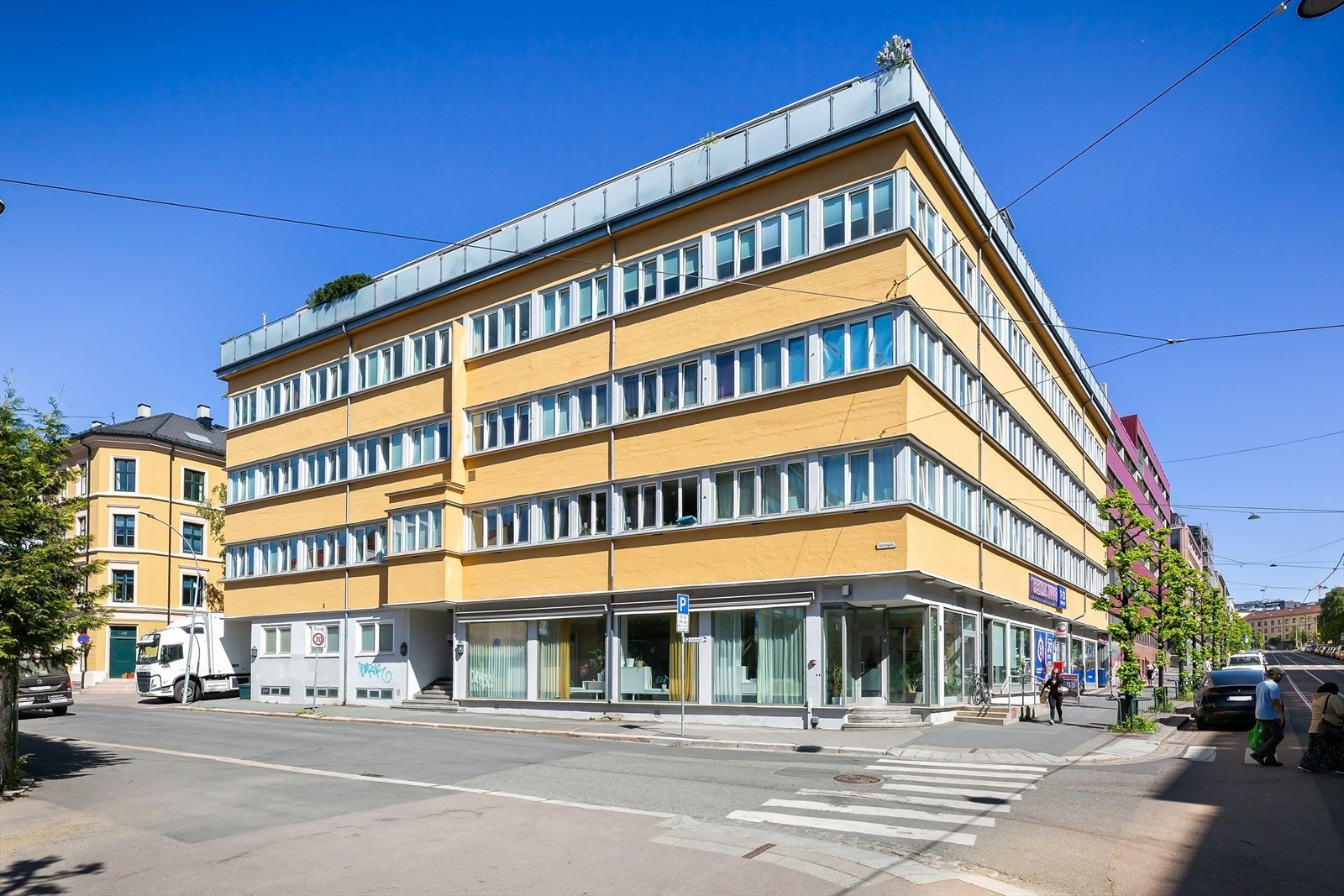 Fasade. Leiligheten ligger svært sentralt, her har du gåavstand til Løkkas pulserende kulturliv som kan by på bredt utvalg av forretninger og handlemuligheter, kaféer og et mangold av restauranter. Galleribilde