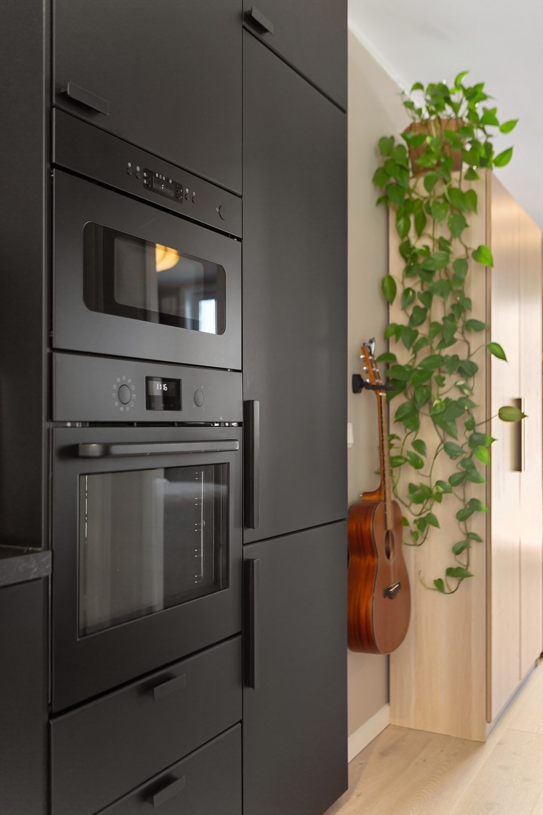 Stekeovn, platetopp, mikrobølgeovn, kjøl/frys og oppvaskmaskin er integrert i innredningen. Galleribilde