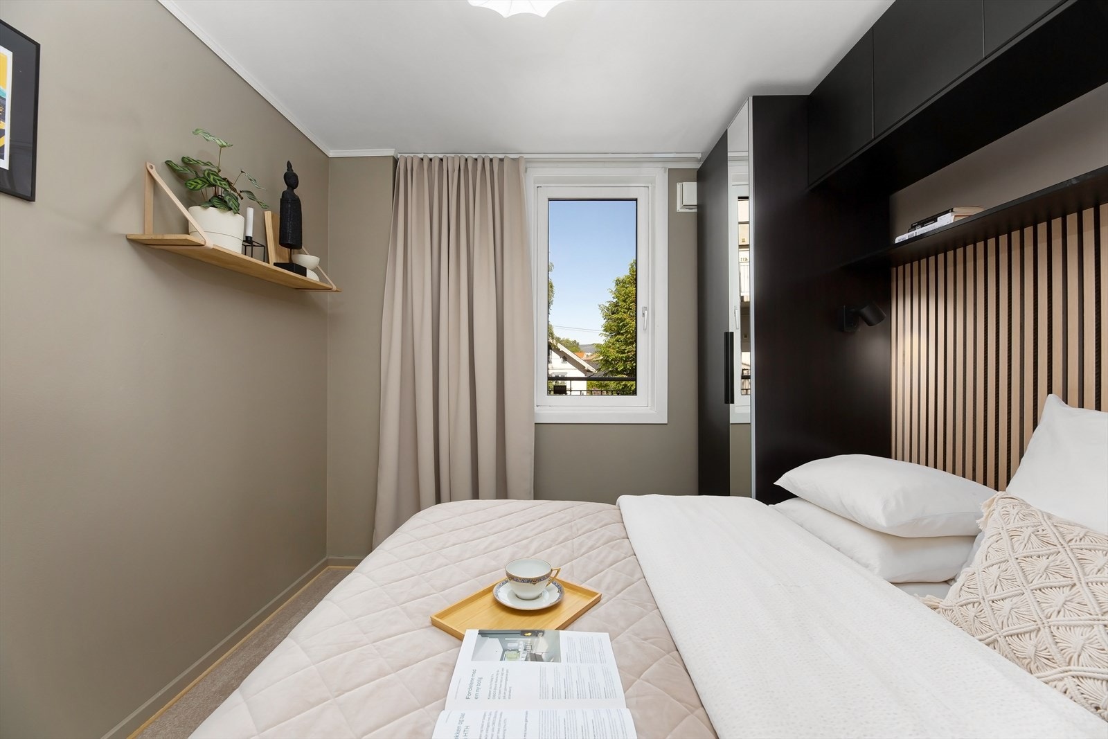 Soverommet vender mot stille bakgård. Galleribilde