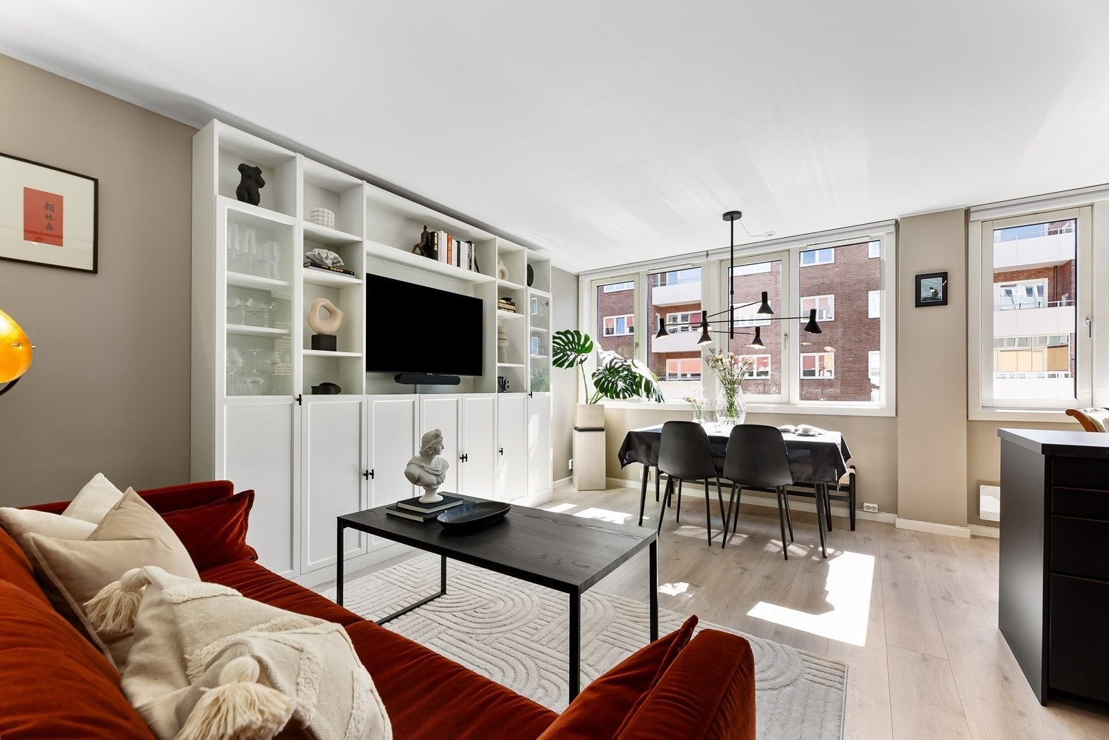 Den åpne løsningen i leiligheten gir en sosial og god romfølelse. Galleribilde