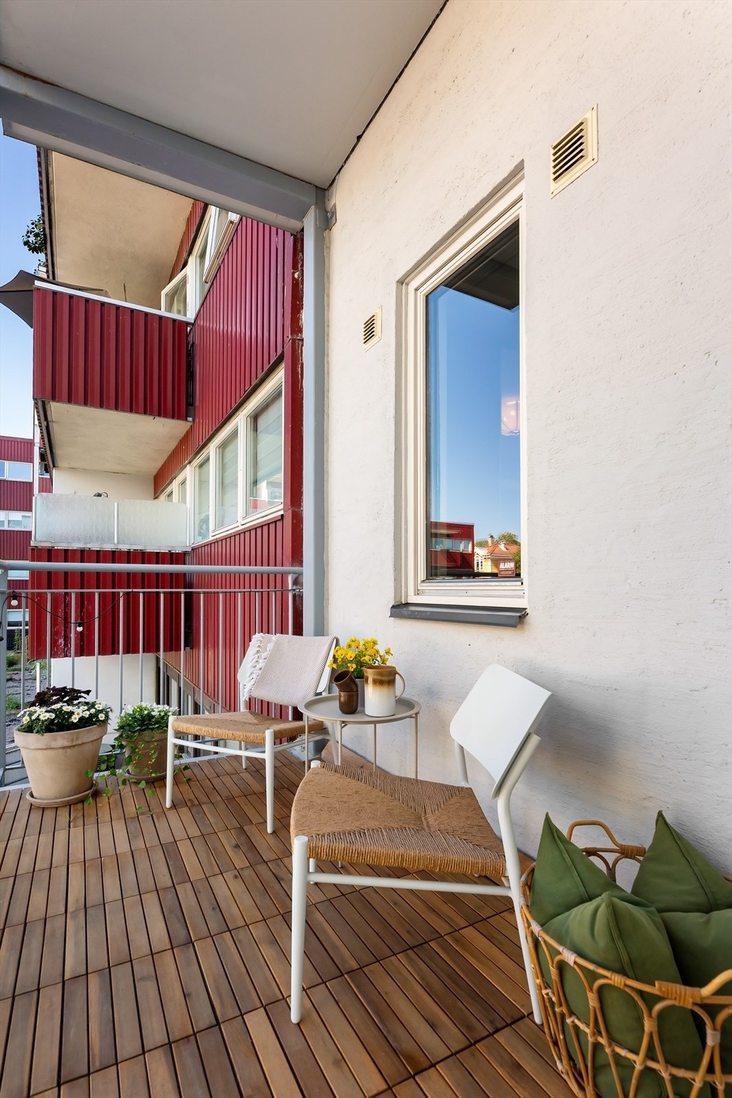 Hyggelig uteplass i svalgangen med plass til sittegruppe og ettermiddag/kveldssol i sommerhalvåret. Galleribilde