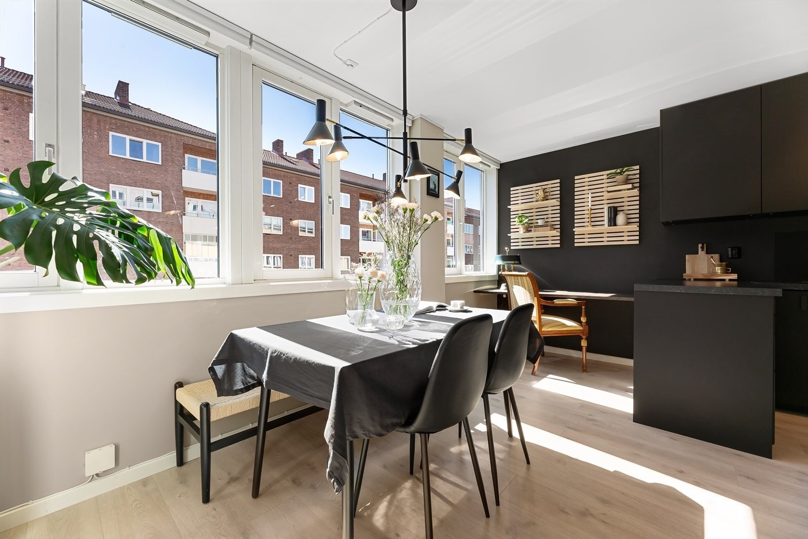 God plass til spisebord i tilknytning til kjøkkenet. Galleribilde