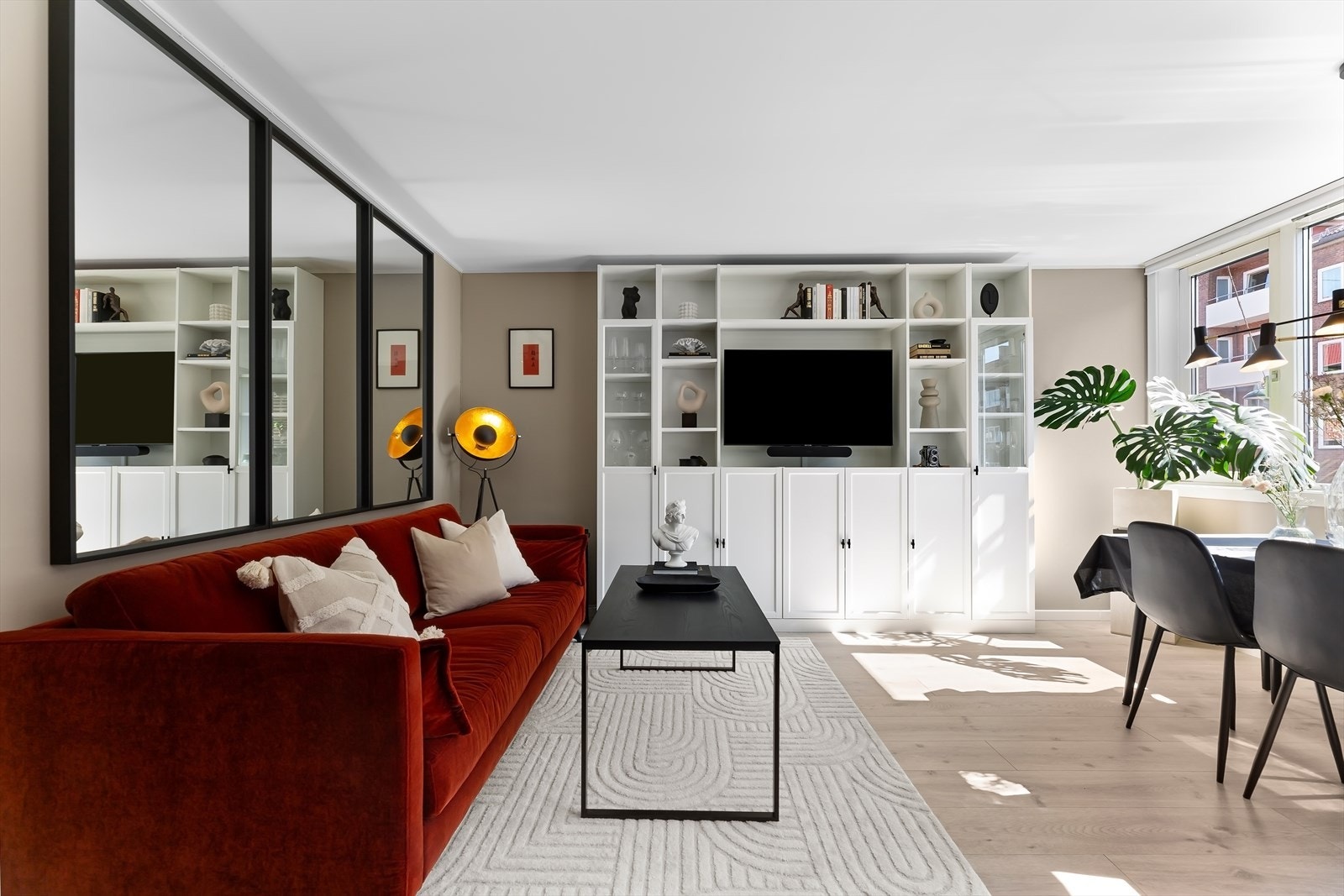 Leiligheten fremstår som tidsriktig med vegger i delikate og lyse farger. Alle vegger ble malt i 2022. Nyere laminat på gulv. Galleribilde