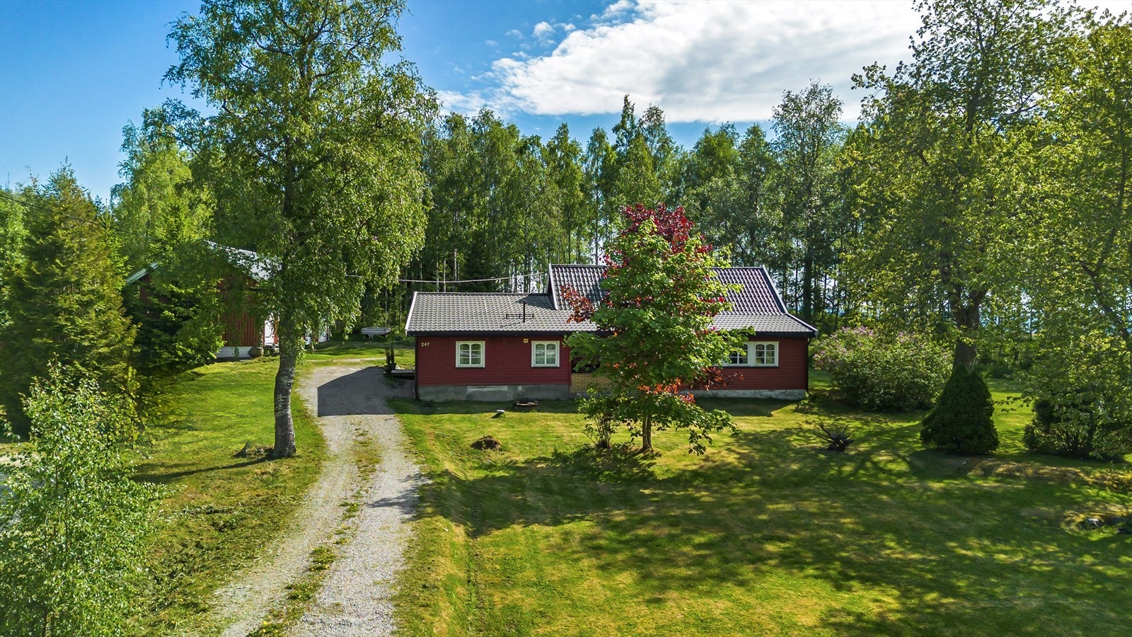 Flott eiendom med gode uteområder. Galleribilde