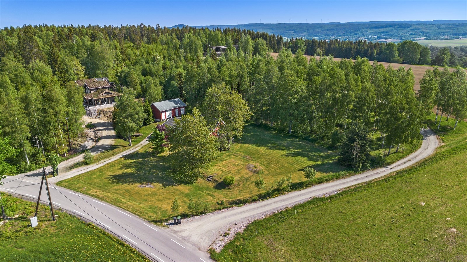 Eiendom med stor tomt og naturskjønne omgivelser Galleribilde