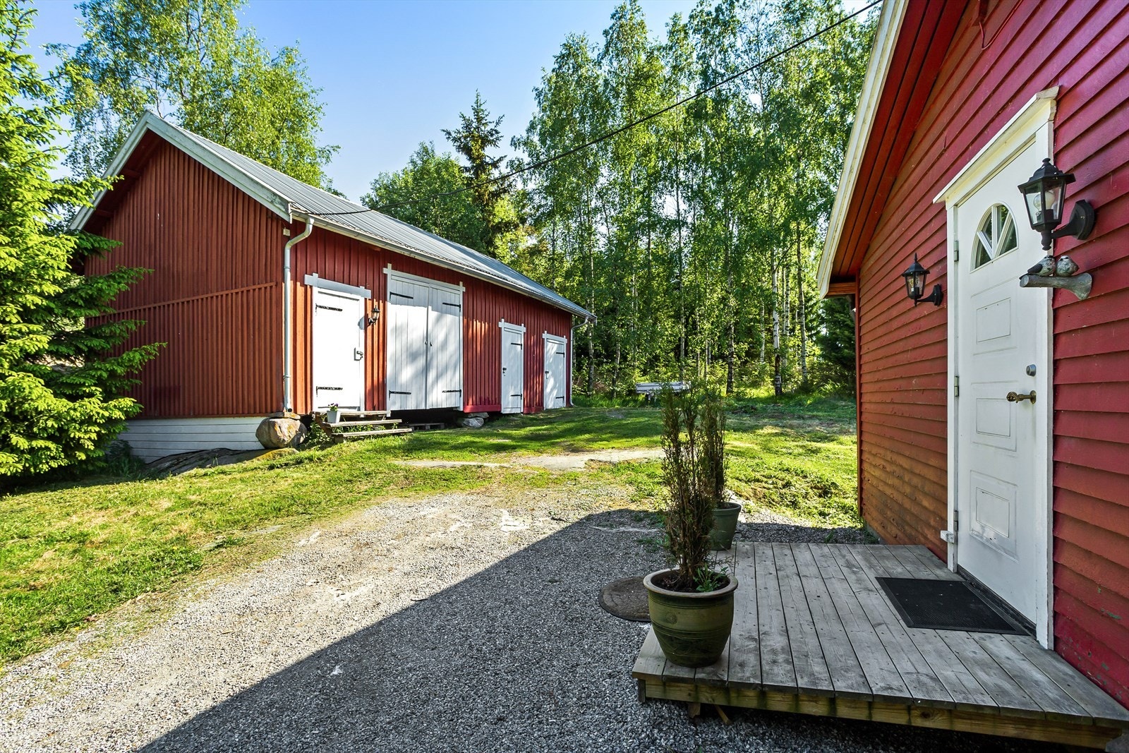Inngangsparti med tilgang til uthus og hage Galleribilde