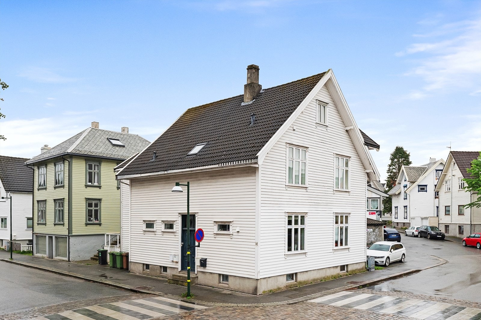 Stor og innholdsrik leilighet i flott Våland-villa fra 1900. Sentral beliggenhet. Parkering på tomt Galleribilde