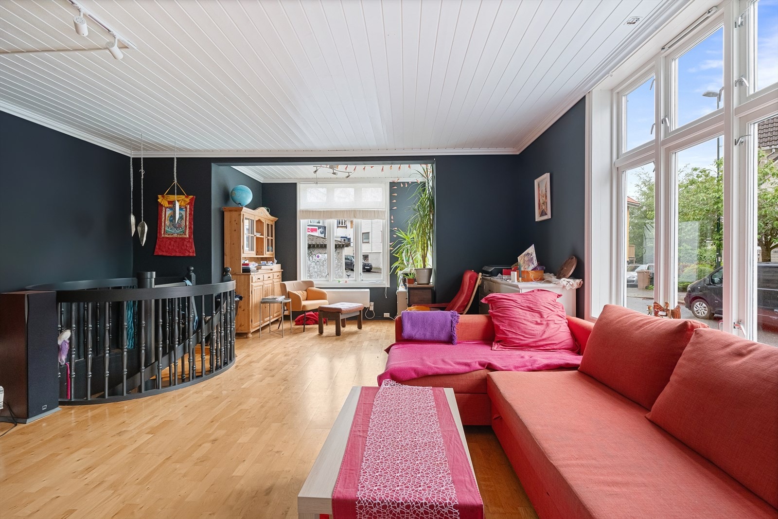 Stor og romslig stue med store vindusflater Galleribilde