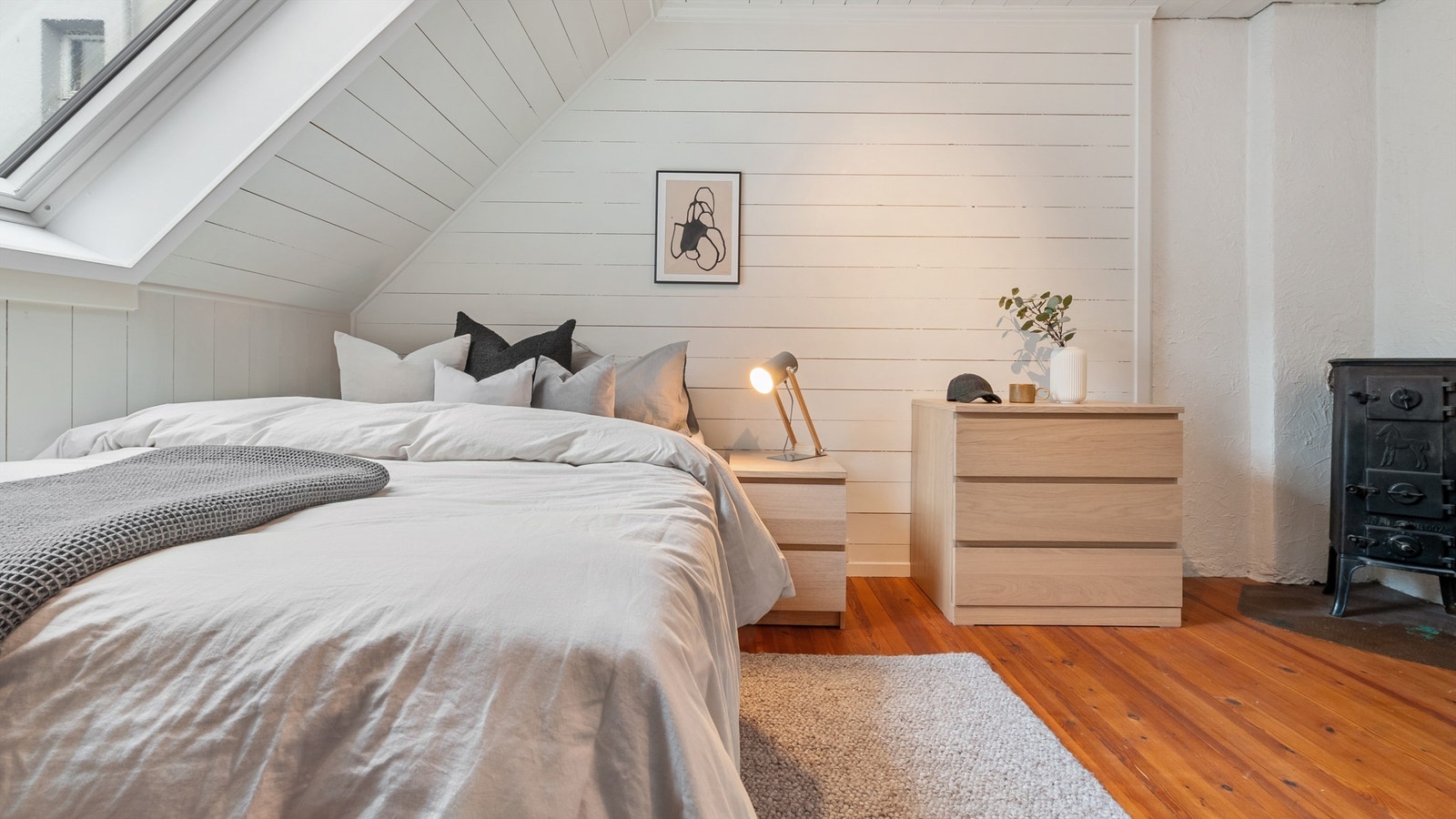 Plass til seng, garderobe og pult Galleribilde