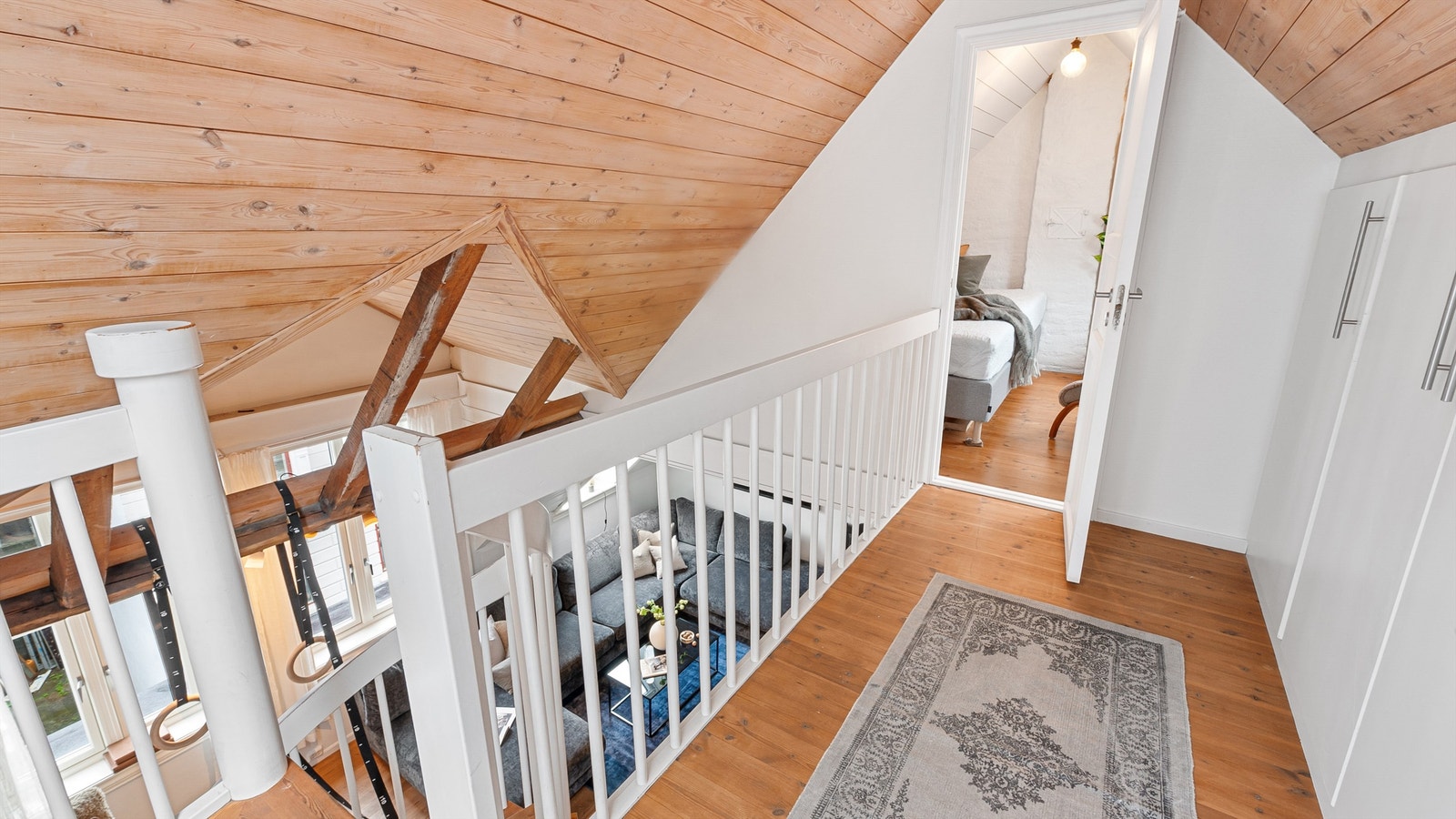Mellomgang på loft med inngang til innredet bod Galleribilde