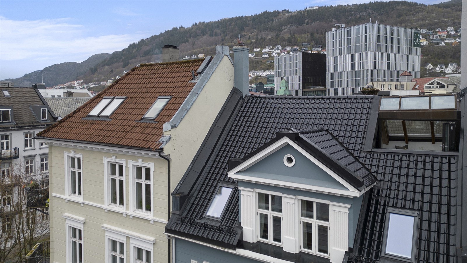 Oversikt over leiligheten med hovedplan og loftetasje med takterrasse Galleribilde