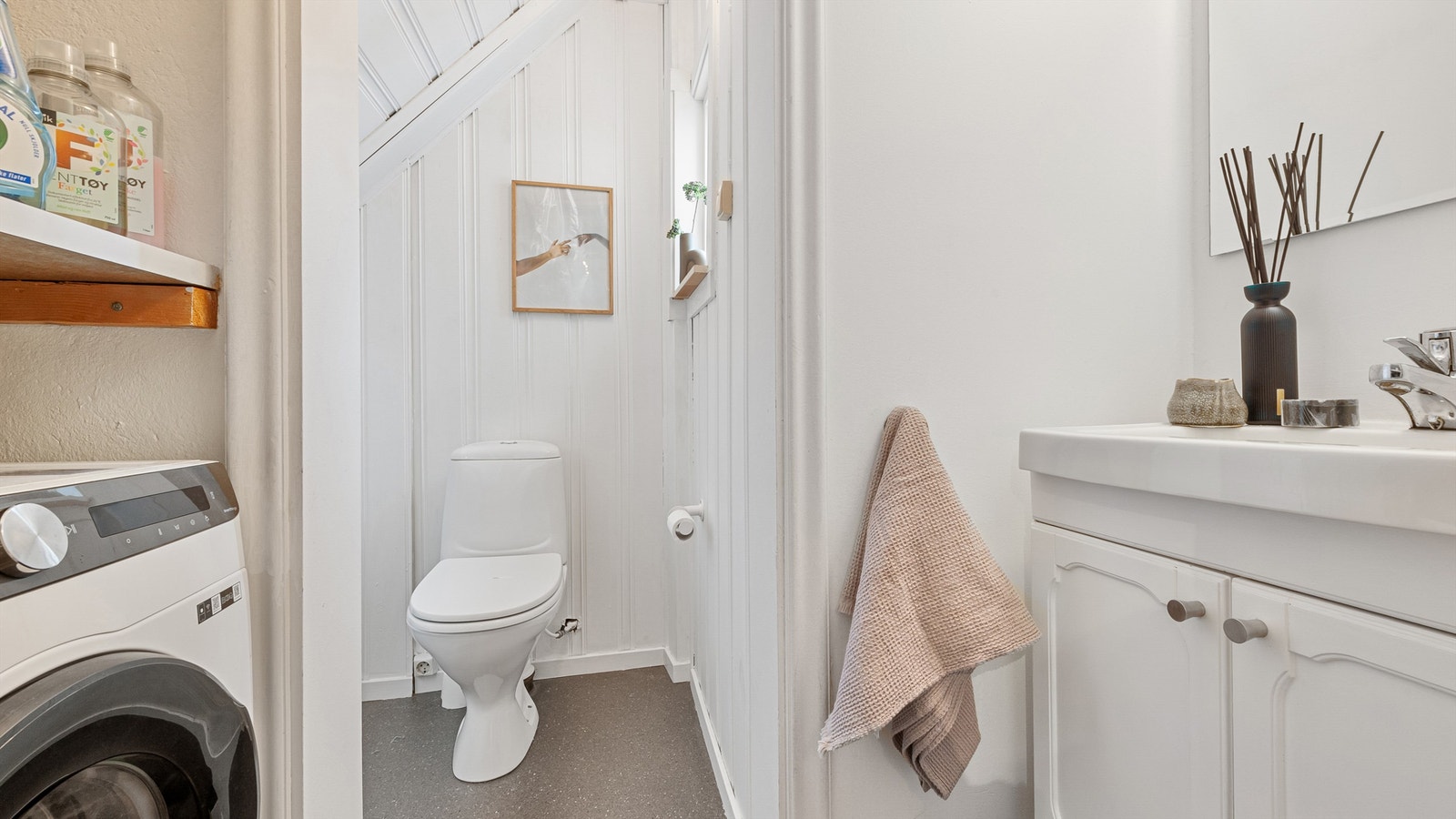Toalettrom med baderomsinnredning Galleribilde