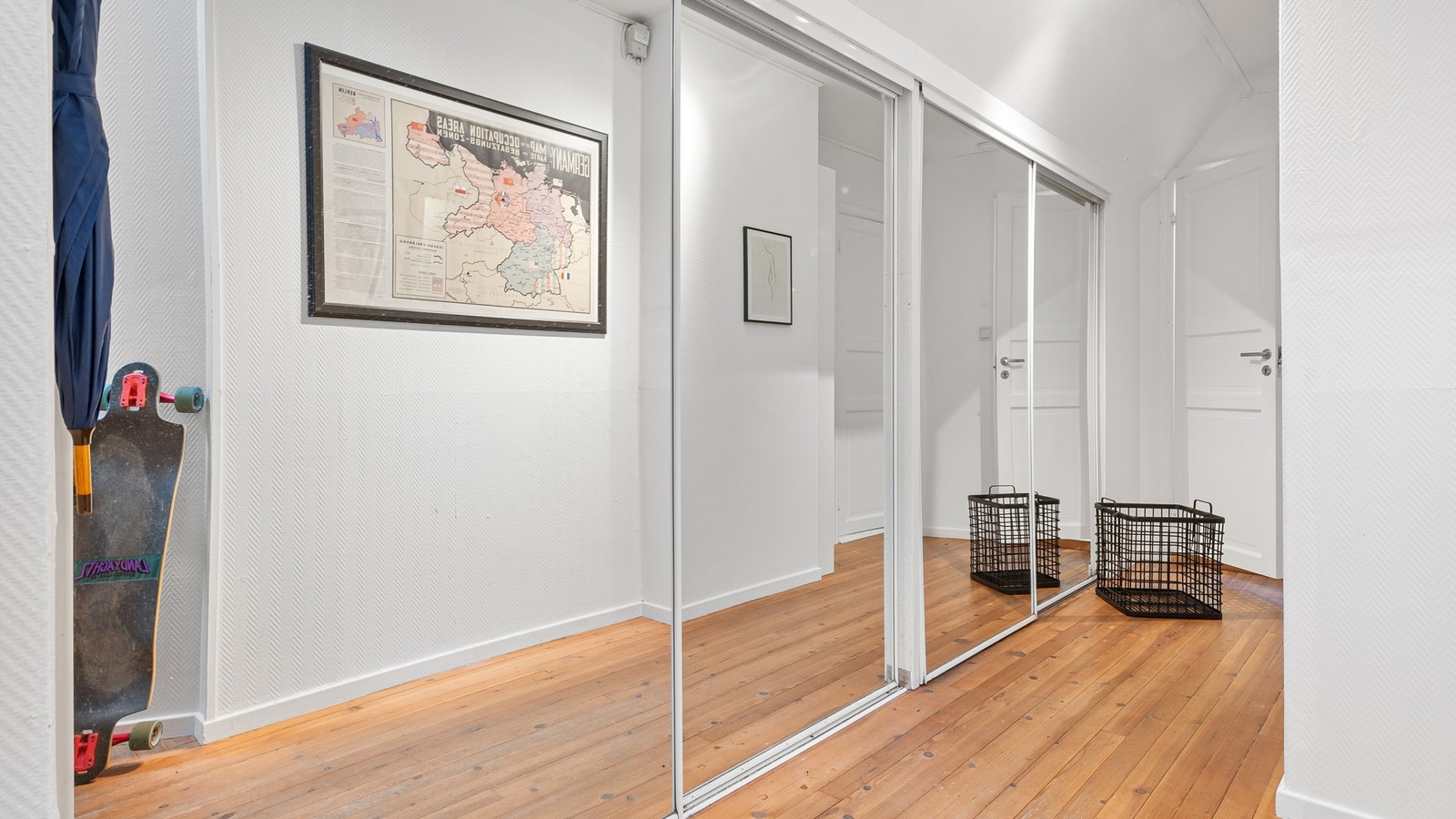Speil skyvedørsgarderobe i gang Galleribilde