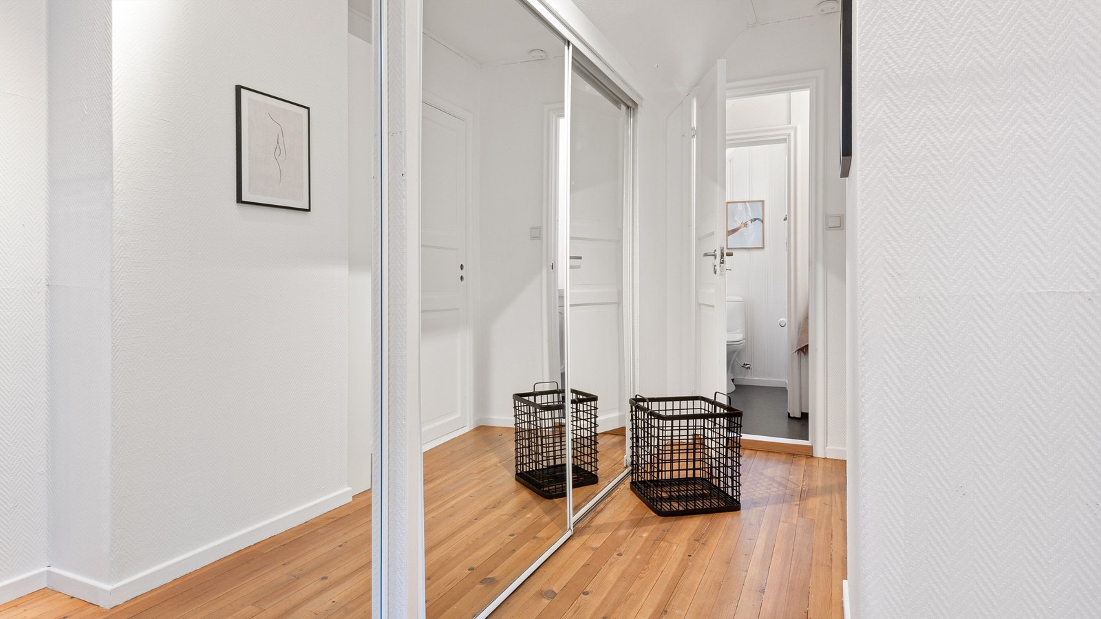 Inngang til toalett/vaskerom og kontor vegg i vegg Galleribilde